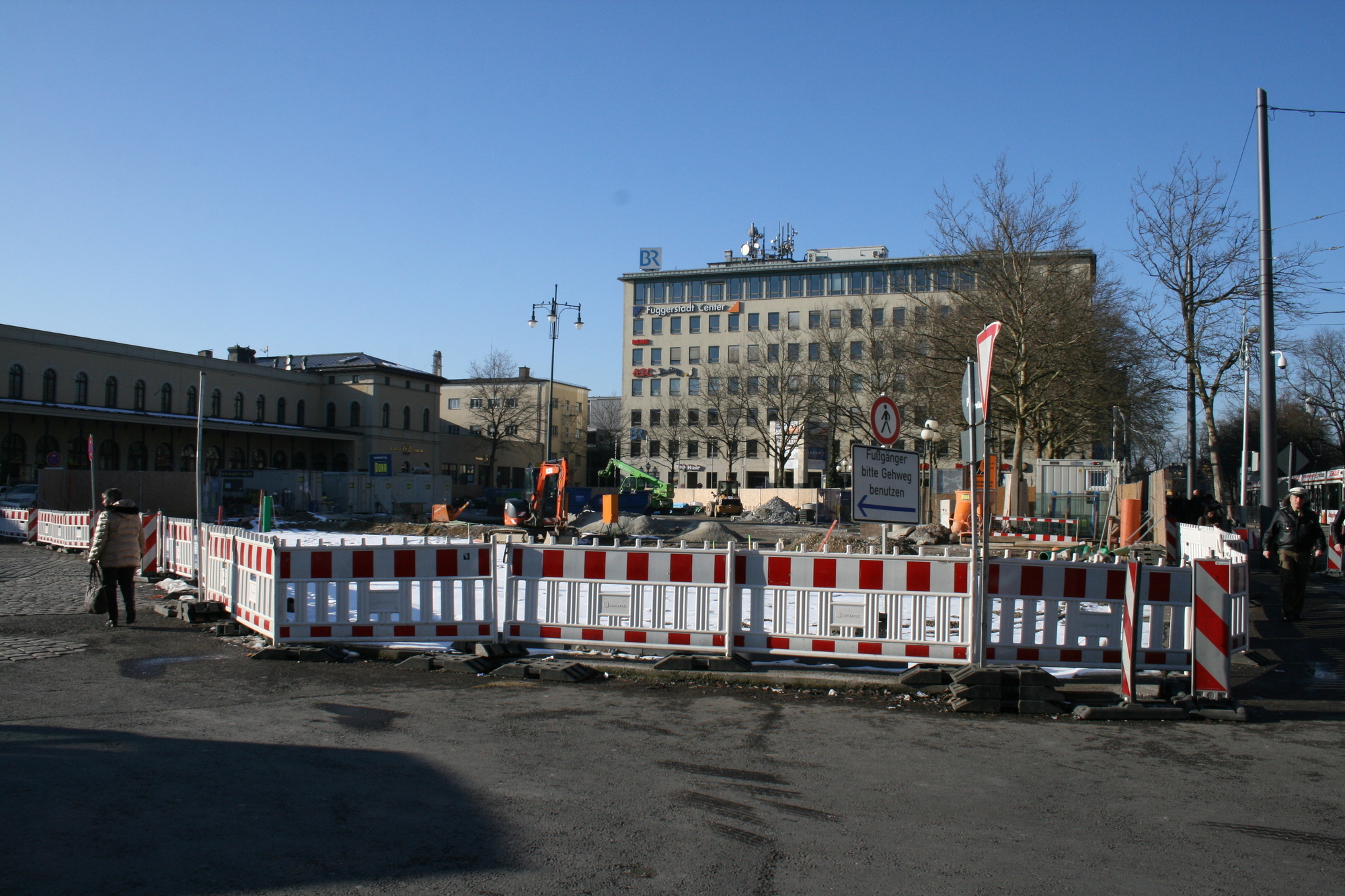 Staatsministe Joachim Herrmann lobte den Augsburger Hauptbahnhof als „ein tolles Projekt“. Foto: B4B SCHWABEN