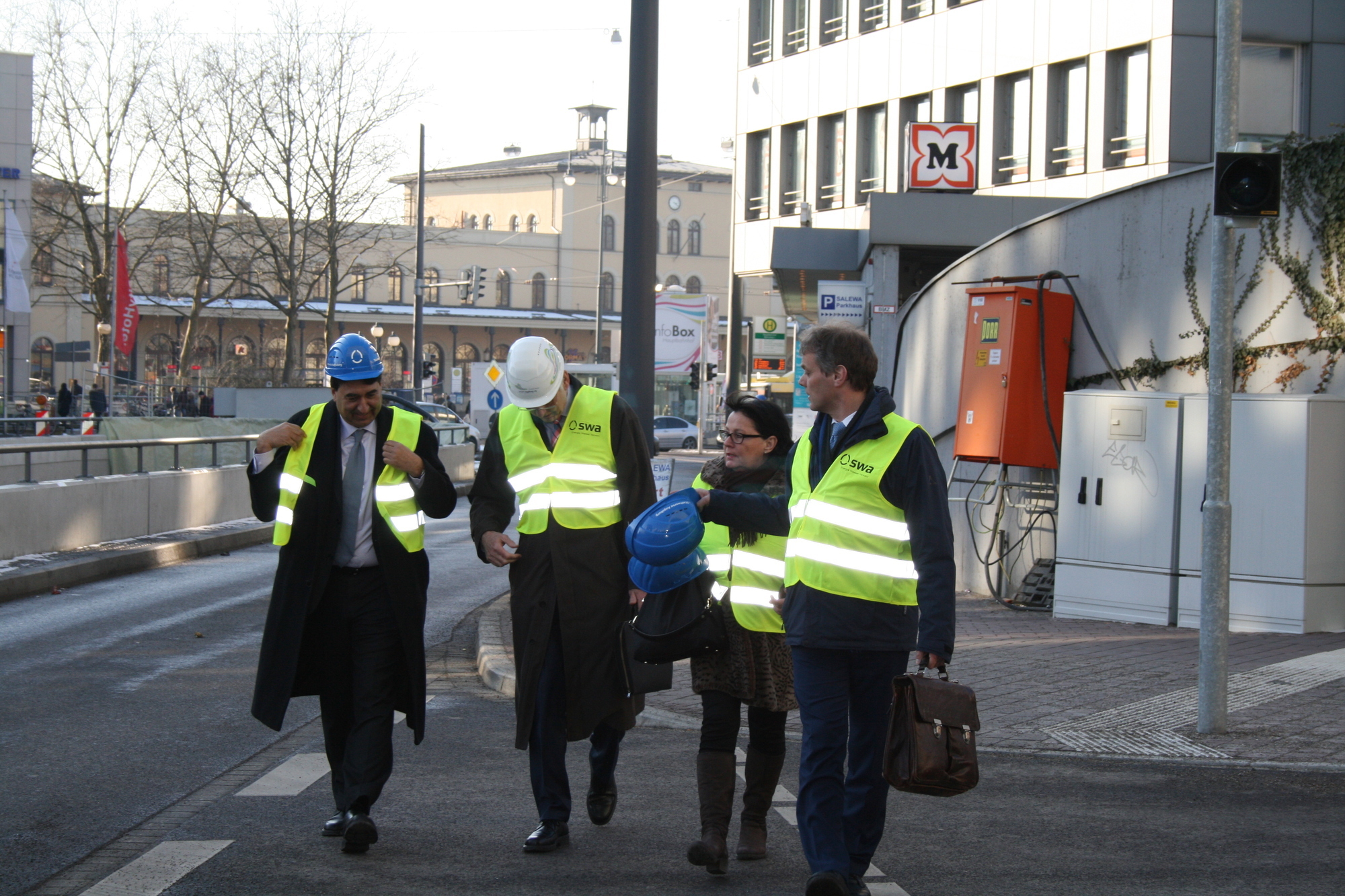 Staatsministe Joachim Herrmann lobte den Augsburger Hauptbahnhof als „ein tolles Projekt“. Foto: B4B SCHWABEN