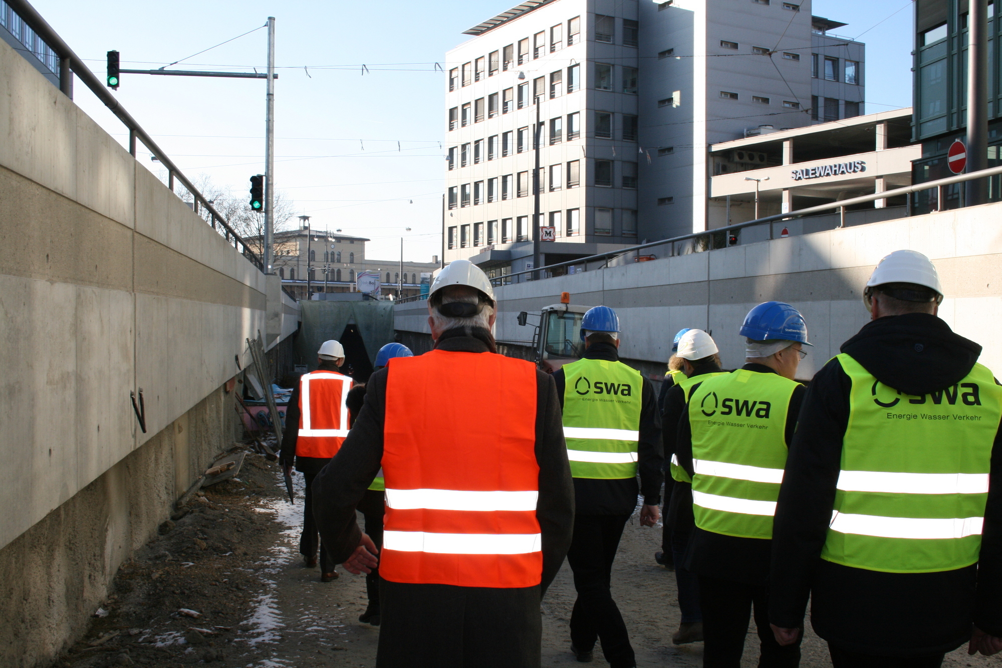 Staatsministe Joachim Herrmann lobte den Augsburger Hauptbahnhof als „ein tolles Projekt“. Foto: B4B SCHWABEN