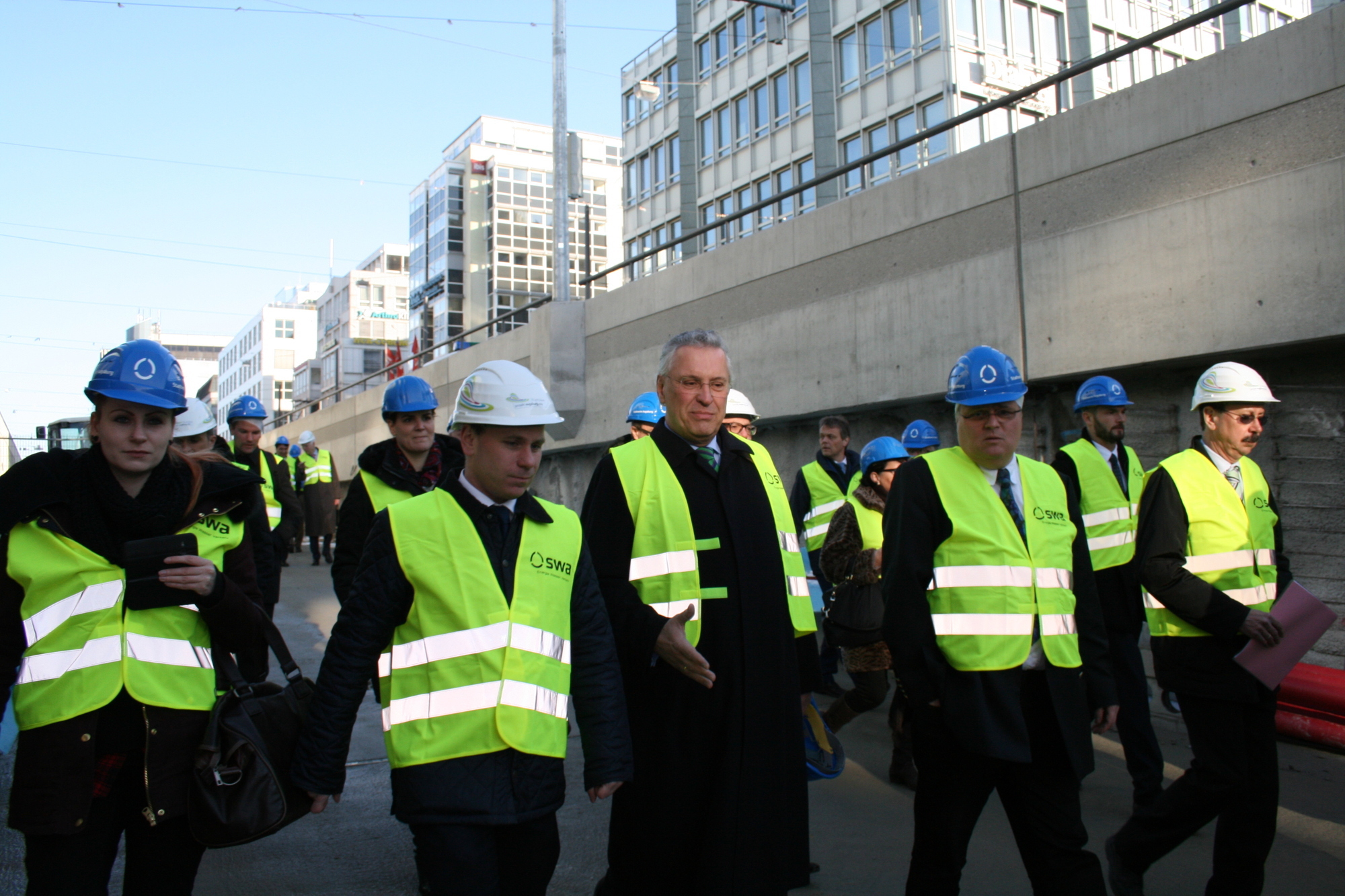 Staatsministe Joachim Herrmann lobte den Augsburger Hauptbahnhof als „ein tolles Projekt“. Foto: B4B SCHWABEN