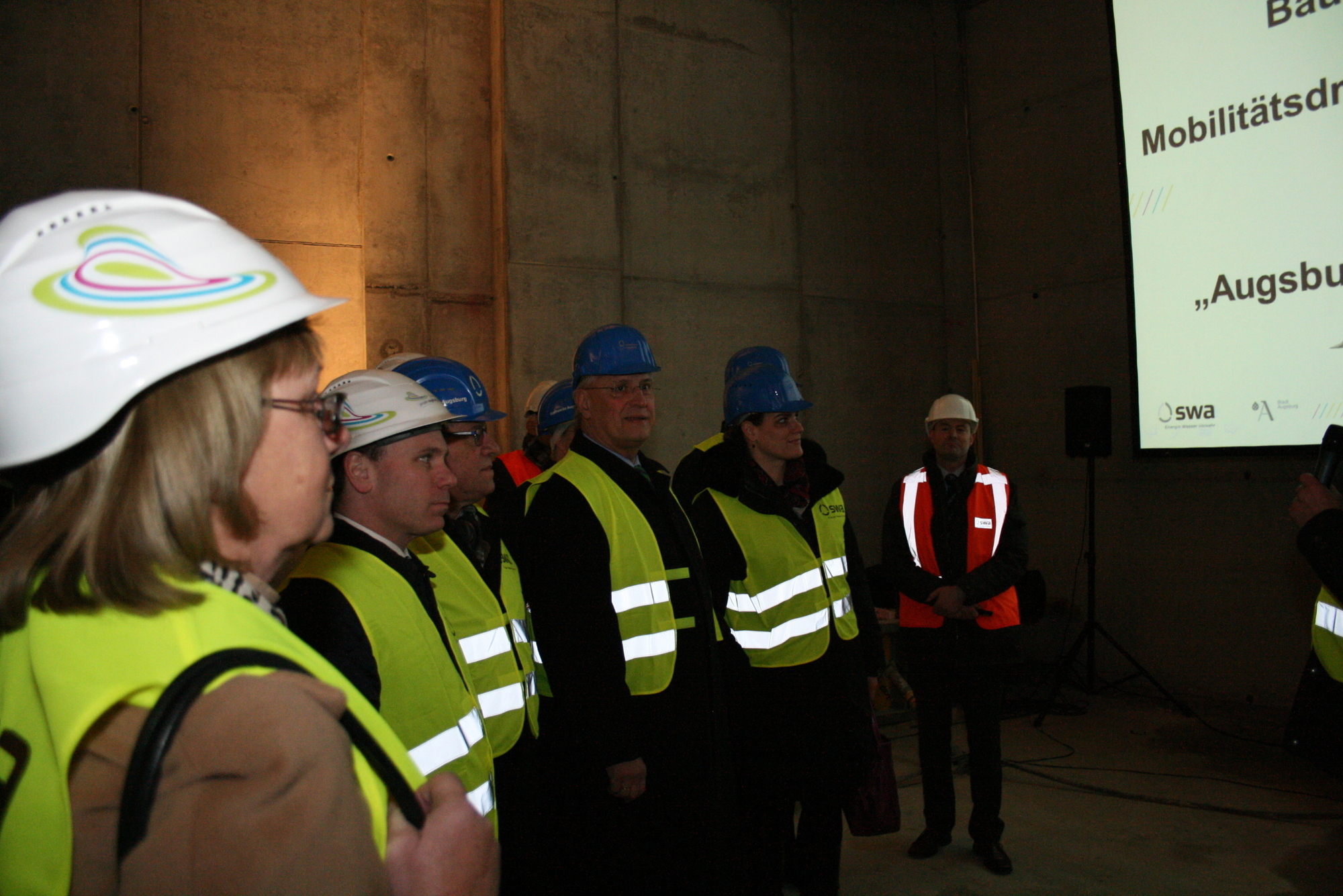 Staatsministe Joachim Herrmann lobte den Augsburger Hauptbahnhof als „ein tolles Projekt“. Foto: B4B SCHWABEN