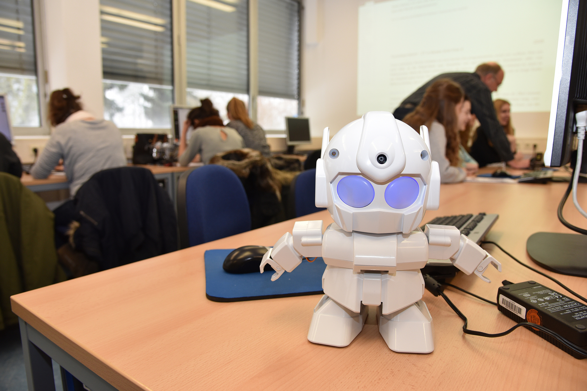 Kleine Roboter der von den Schülerinnen in der Technikwerkstatt 2015 programmiert wurde. Foto: HSU