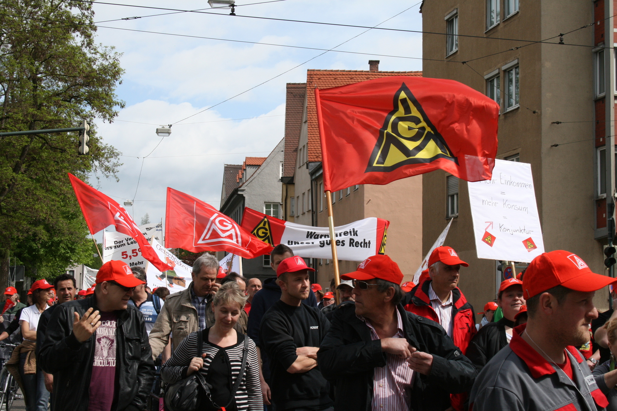 Bei den Streiks der IG Metall Mitte 2013 in Augsburg. Foto: B4B SCHWABEN