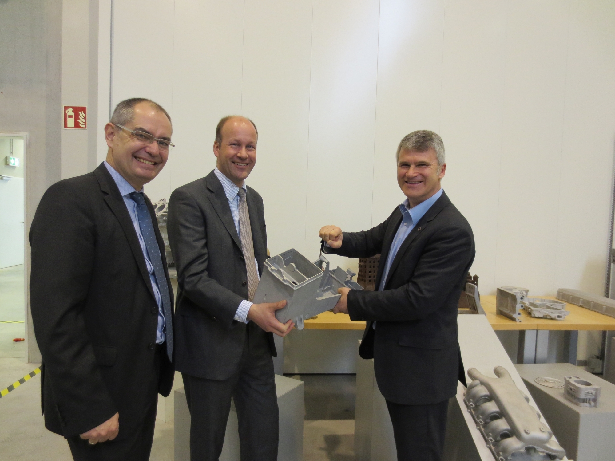 BGM Michael Wörle, LR Martin Sailer und ExOne-Geschäftsführer Rainer Höchsmann (von links). Foto: LRA Augsburg