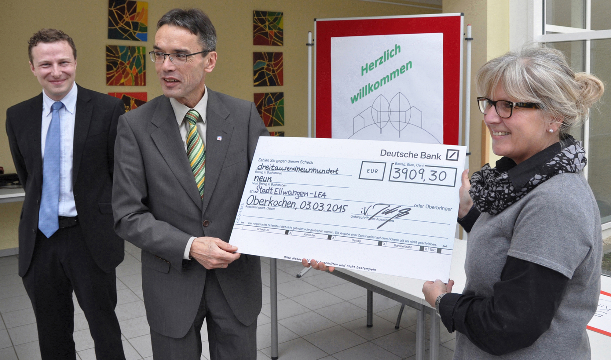 Airbus DS Optronics überreicht symbolisch den Scheck an Ellwangens Oberbürgermeister Hilsenbek. Foto: Airbus DS Optronics GmbH
