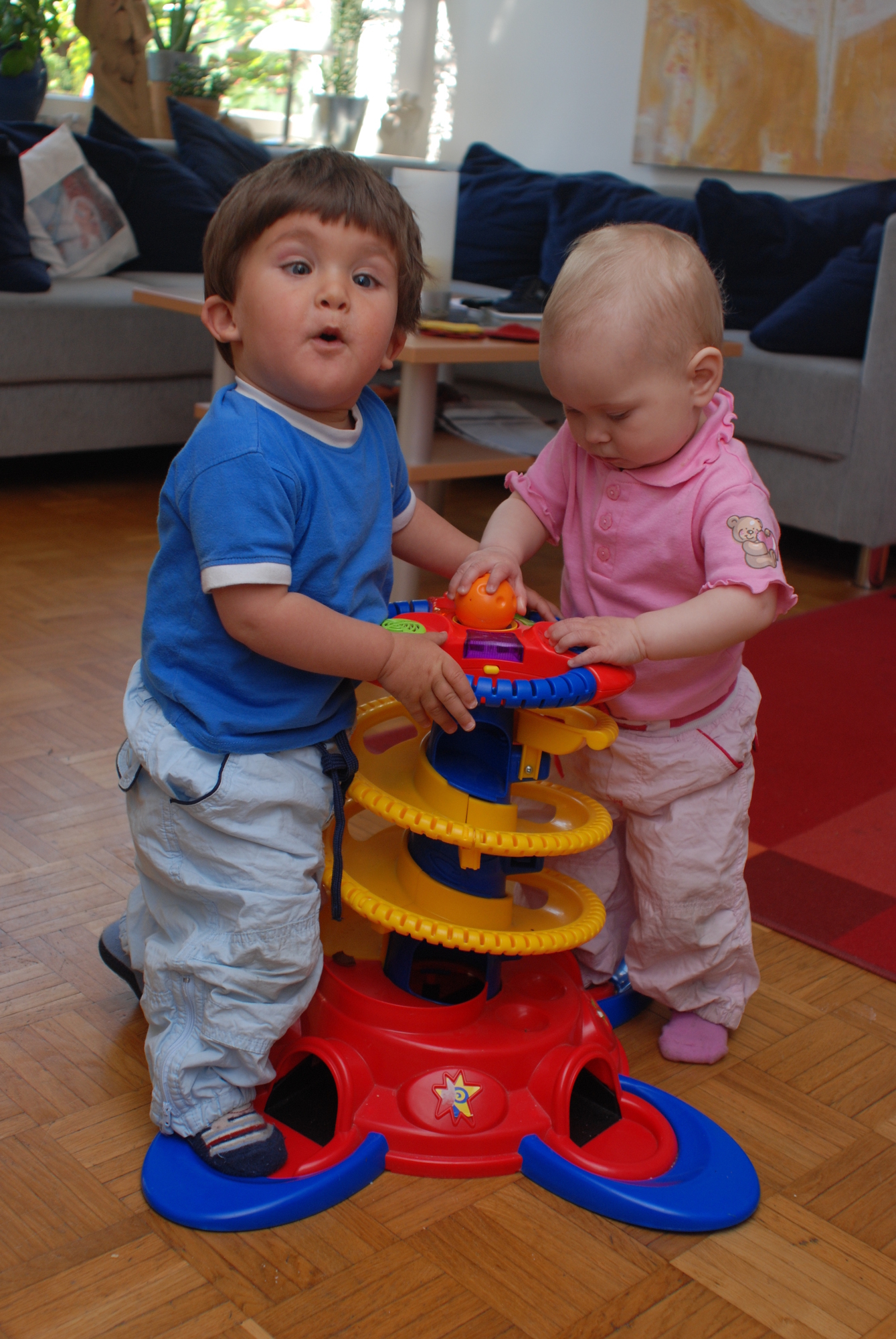 Tageseltern betreuen in ihrer eigenen Wohnung die Kinder anderer Eltern. Foto: Karg / KJF