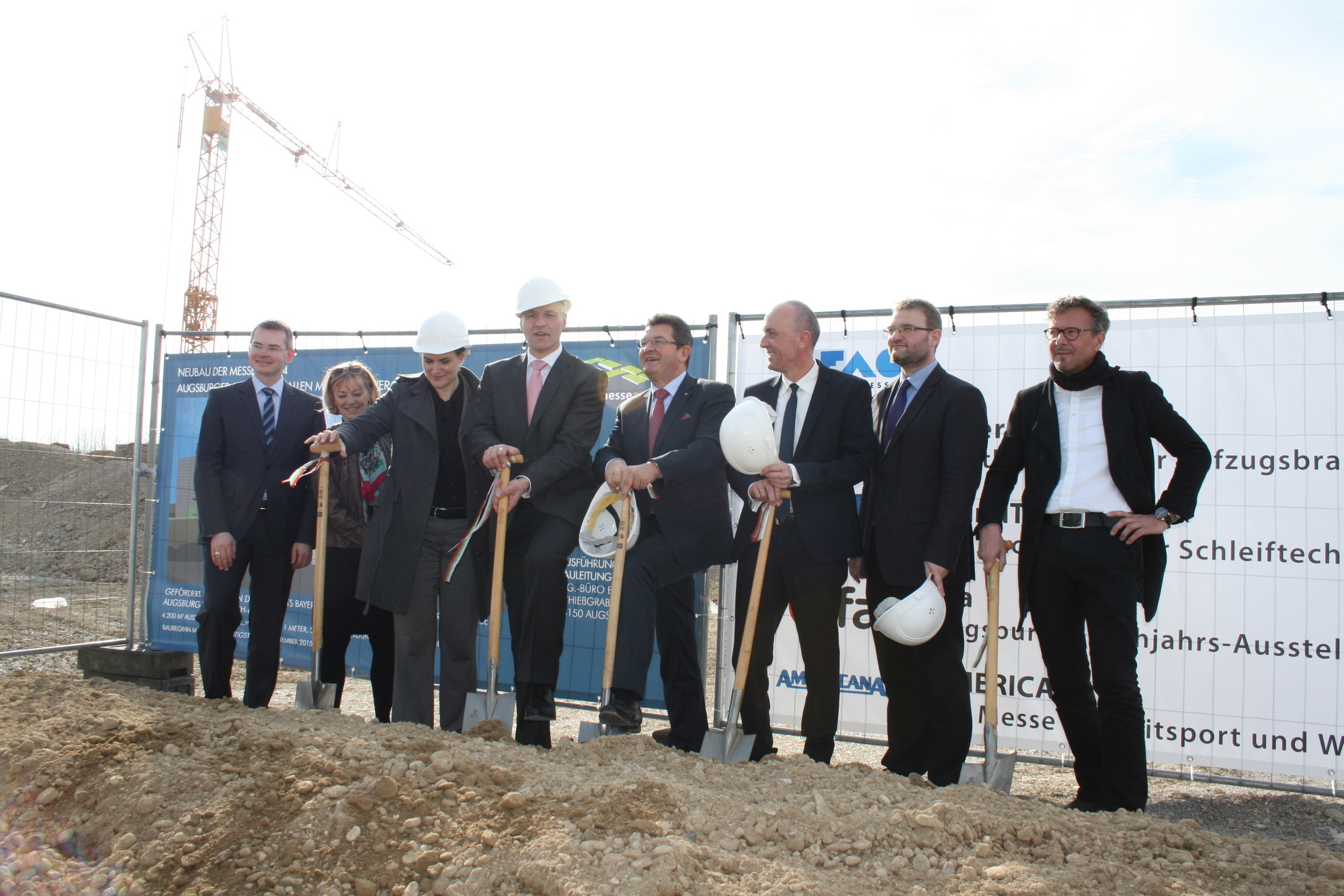 Spatenstich: Augsburg freut sich auf die neue Messehalle 4. Foto: B4B SCHWABEN