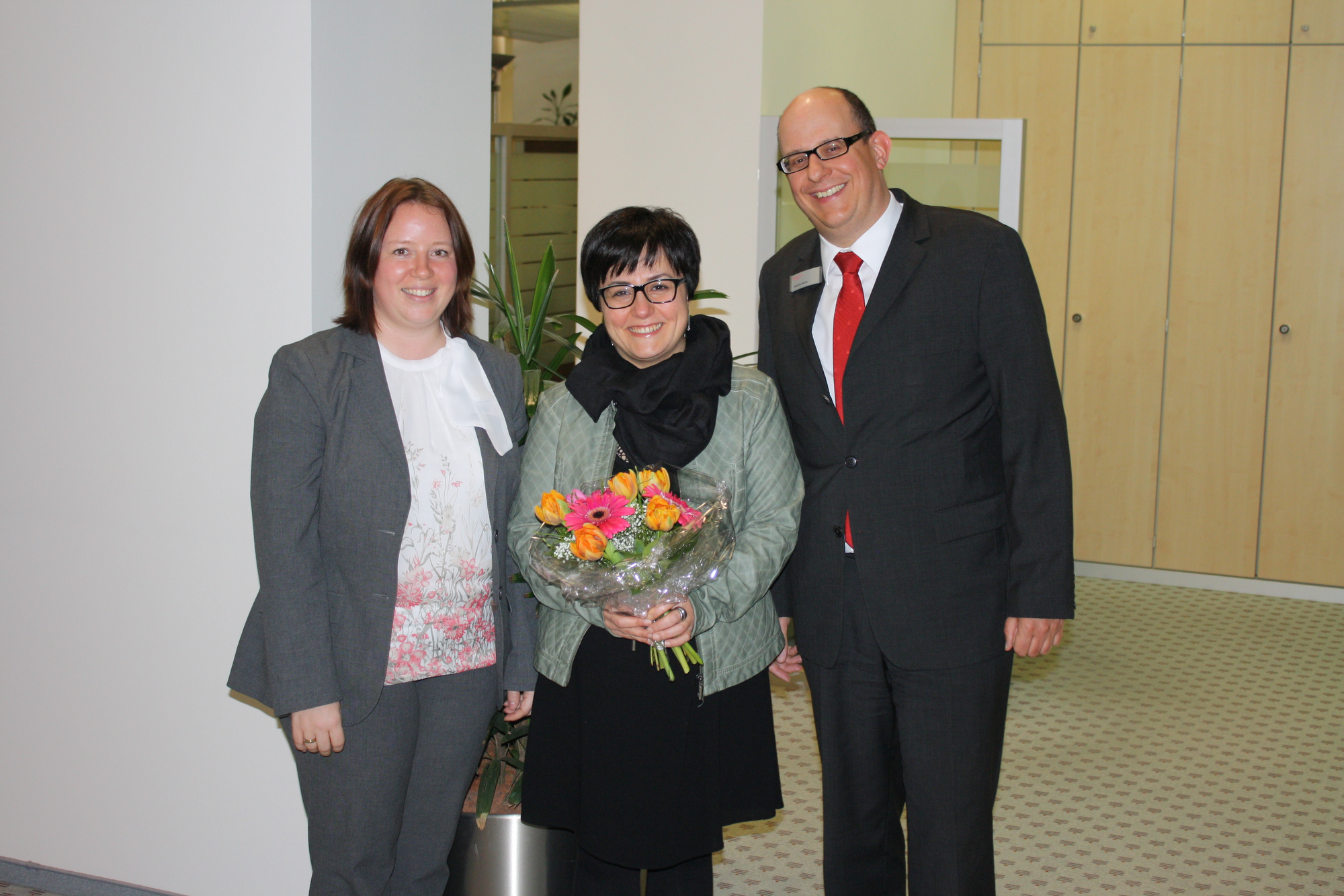 Bei der Gewinnübergabe: Nicole Engelhardt, Havva Aytan, Matthias Mahler. Foto: SSKA