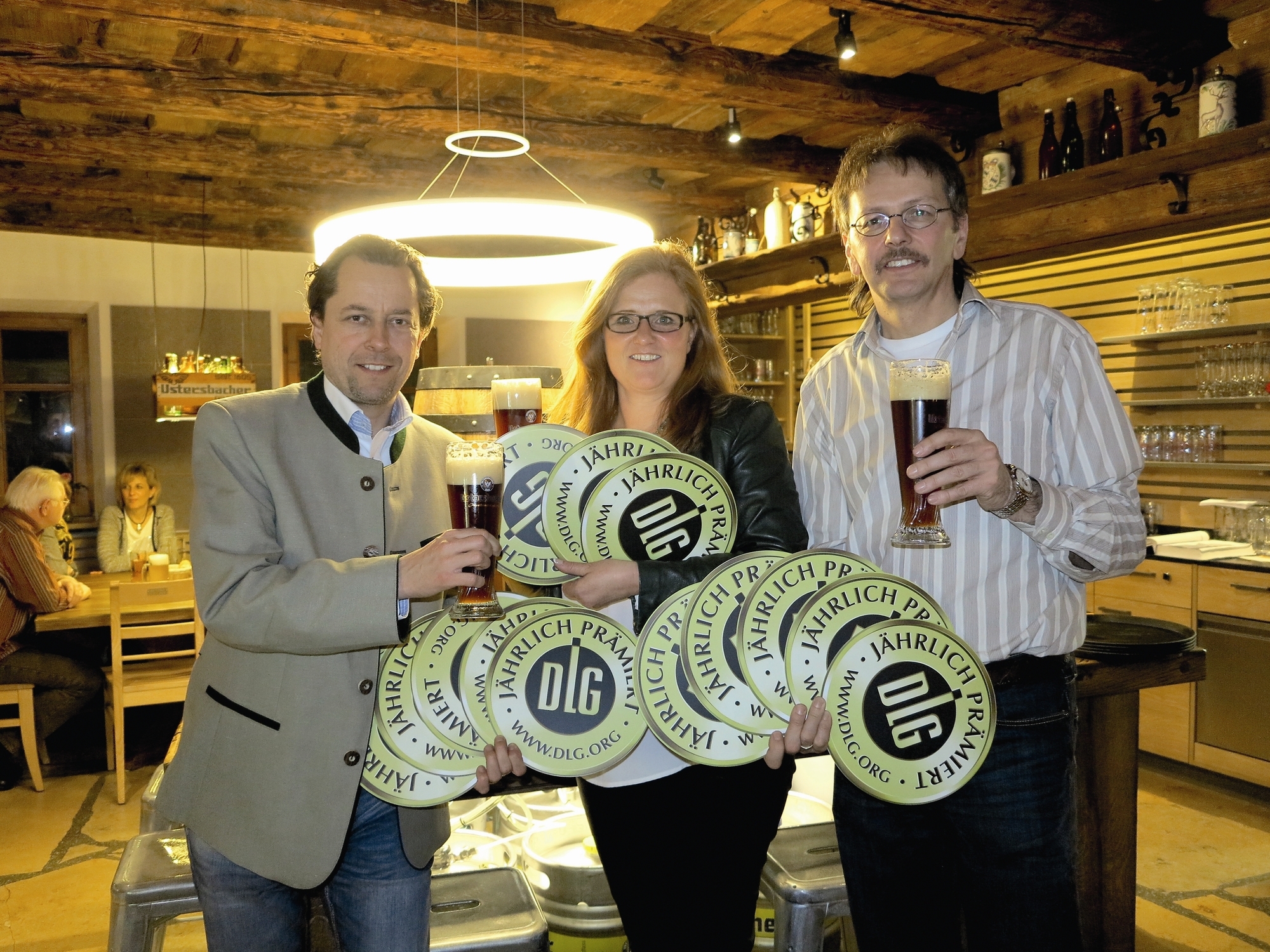 Verkaufsleiter W.-U. Hoppert, Brauereichefin S. Schmid und 1. Braumeister W. Dahnke (v.l.). Foto: AugsburgJournal