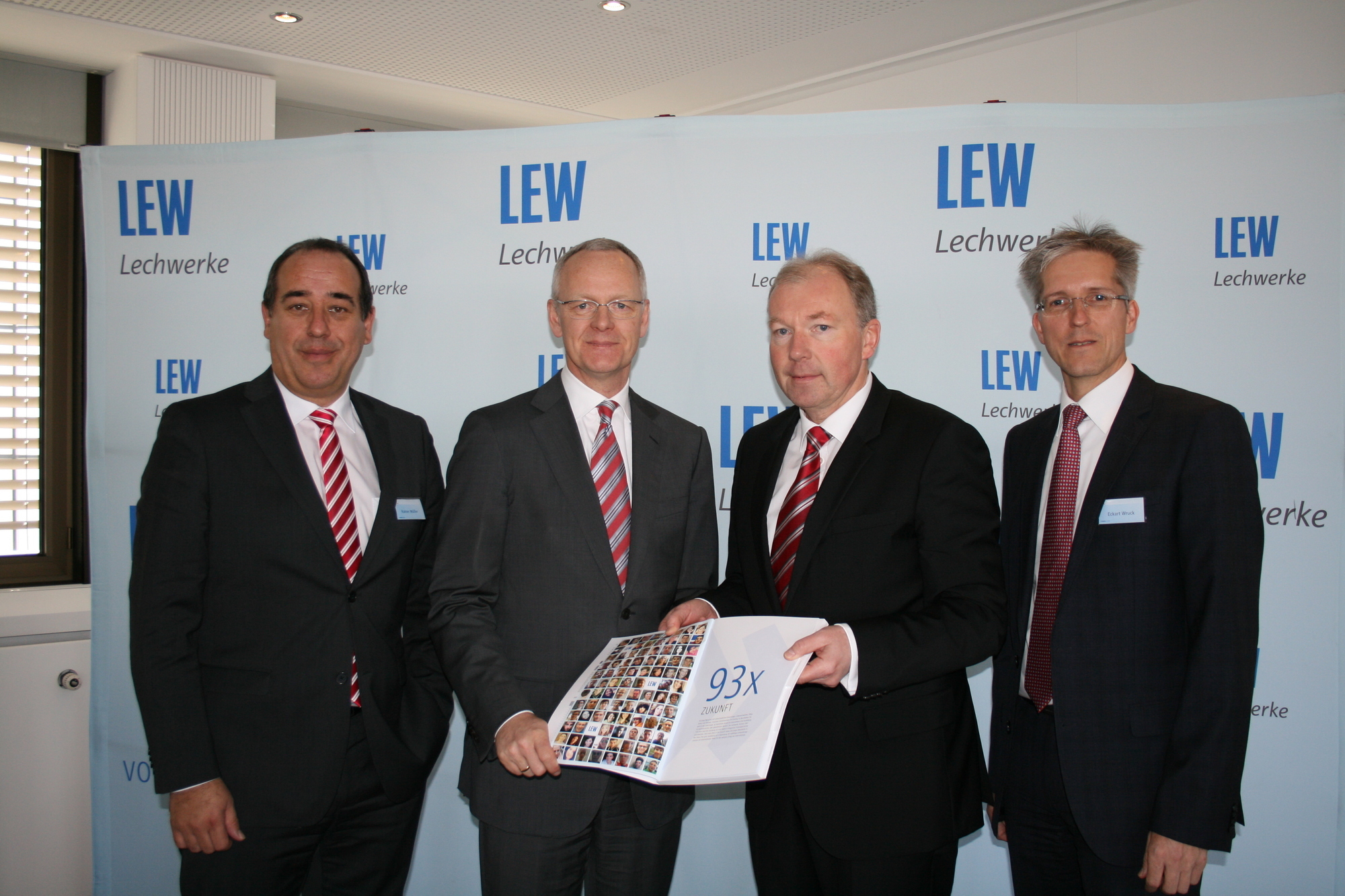 Rainer Müller, die Vorstandsmitglieder Dr. Markus Litpher und Norbert Schürmann, und Eckart Wruck. Foto: B4B SCHWABEN