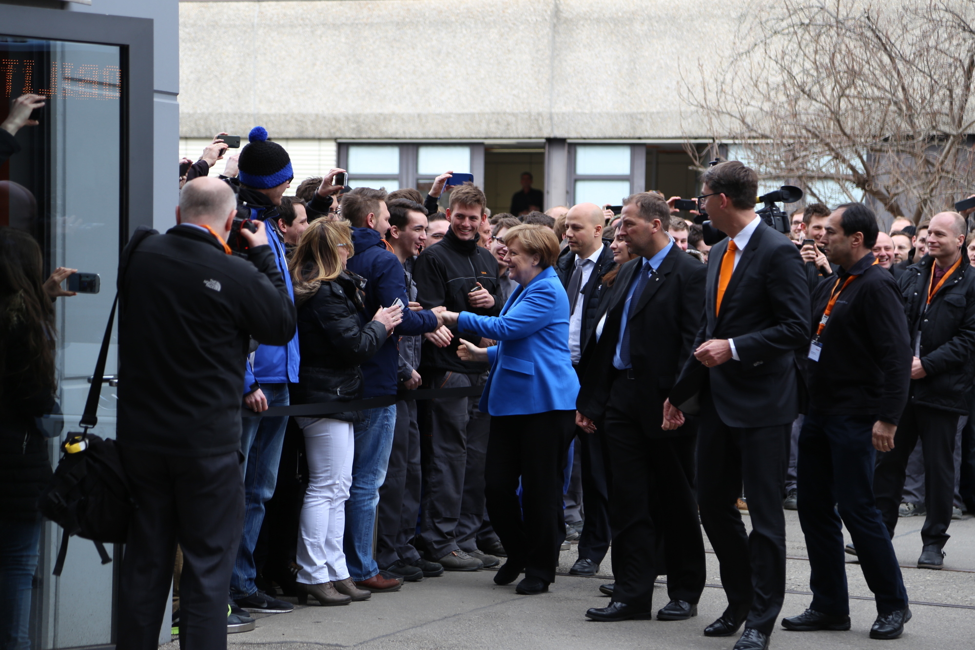 Bundeskanzlerin Angela Merkel zu Besuch bei KUKA in Augsburg. Foto: Kathrin Lüders / B4B SCHWABEN
