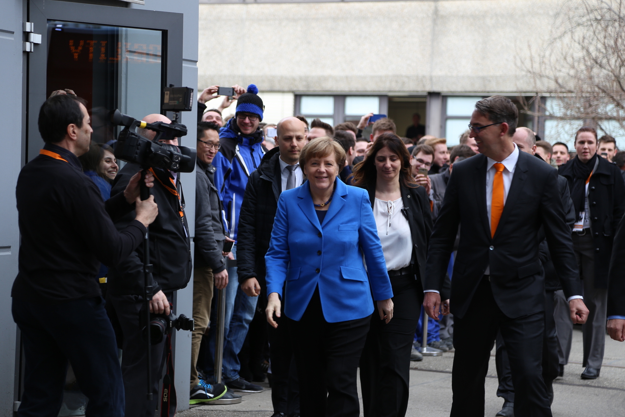 Bundeskanzlerin Angela Merkel zu Besuch bei KUKA in Augsburg. Foto: Kathrin Lüders / B4B SCHWABEN