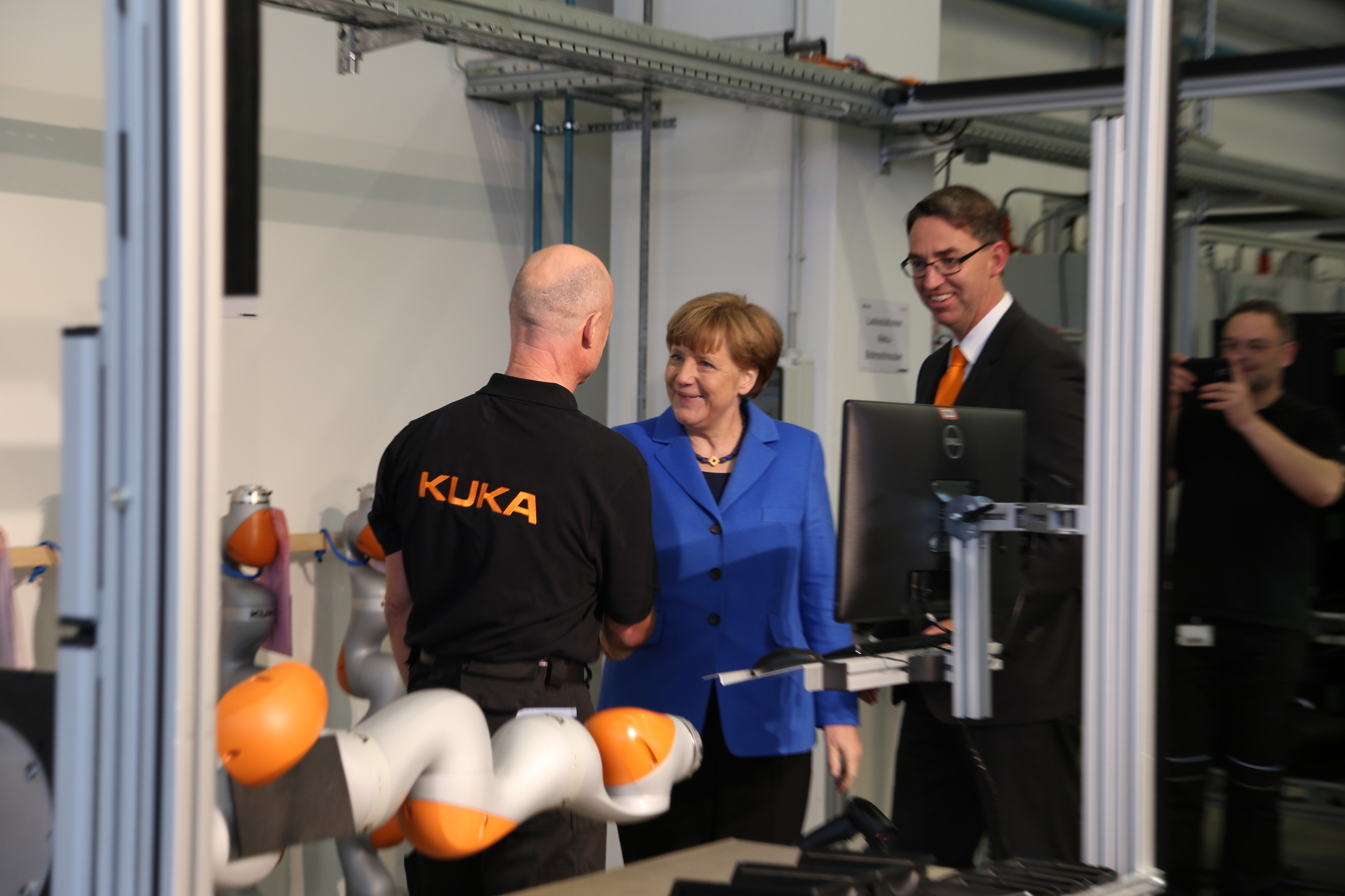 Bundeskanzlerin Angela Merkel zu Besuch bei KUKA in Augsburg. Foto: Kathrin Lüders / B4B SCHWABEN