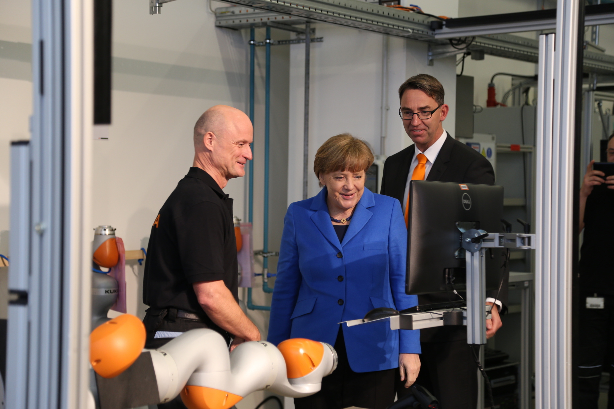 Bundeskanzlerin Angela Merkel zu Besuch bei KUKA in Augsburg. Foto: Kathrin Lüders / B4B SCHWABEN