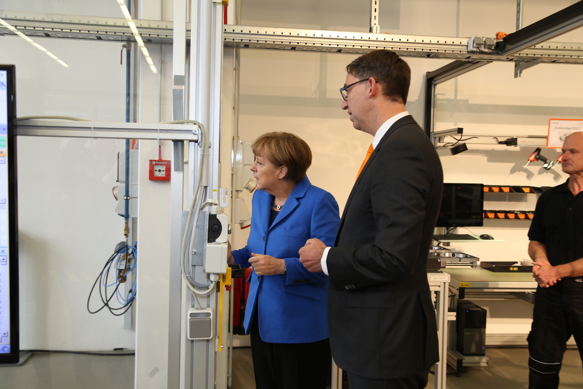 Bundeskanzlerin Angela Merkel zu Besuch bei KUKA in Augsburg. Foto: Kathrin Lüders / B4B SCHWABEN