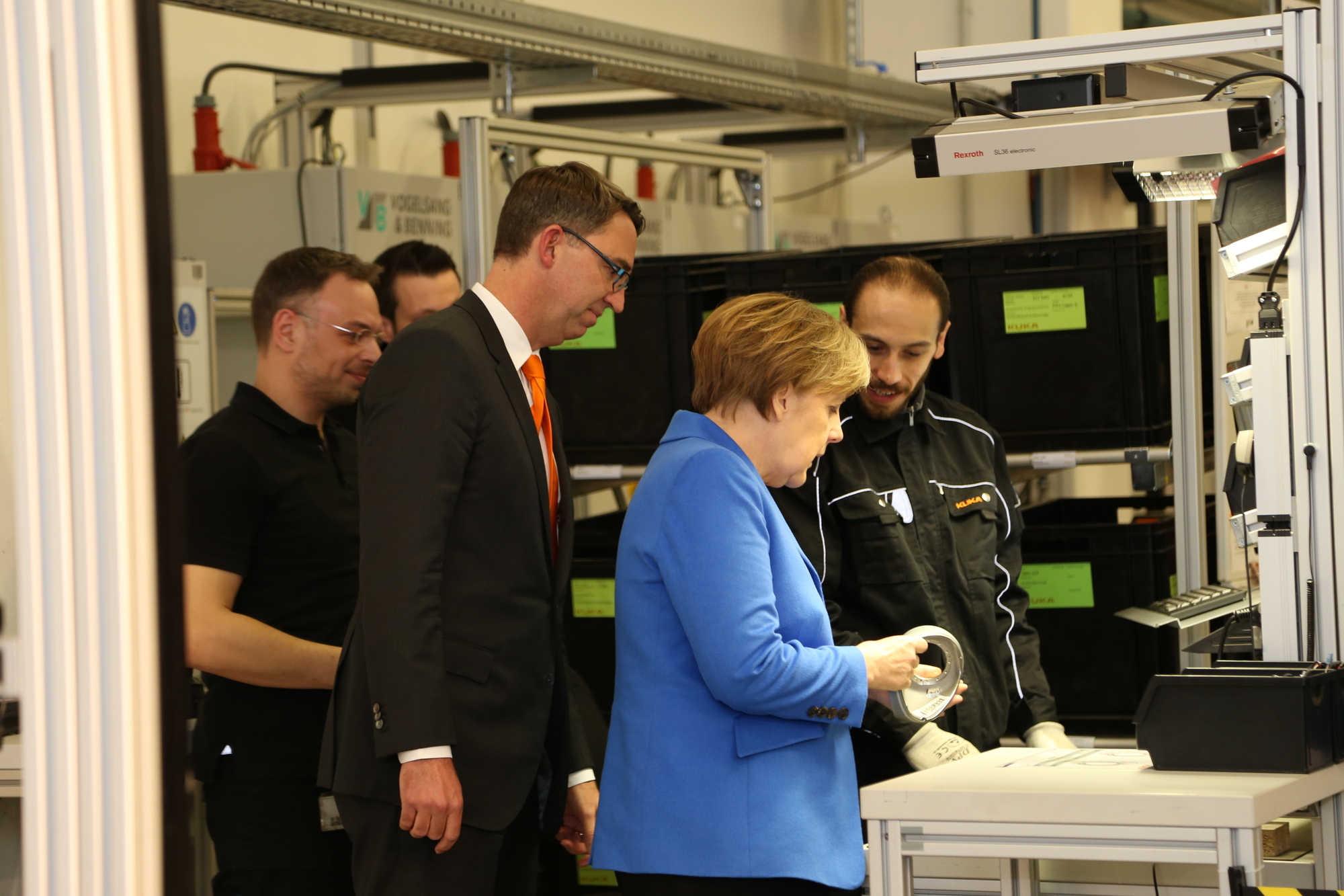 Bundeskanzlerin Angela Merkel zu Besuch bei KUKA in Augsburg. Foto: Kathrin Lüders / B4B SCHWABEN