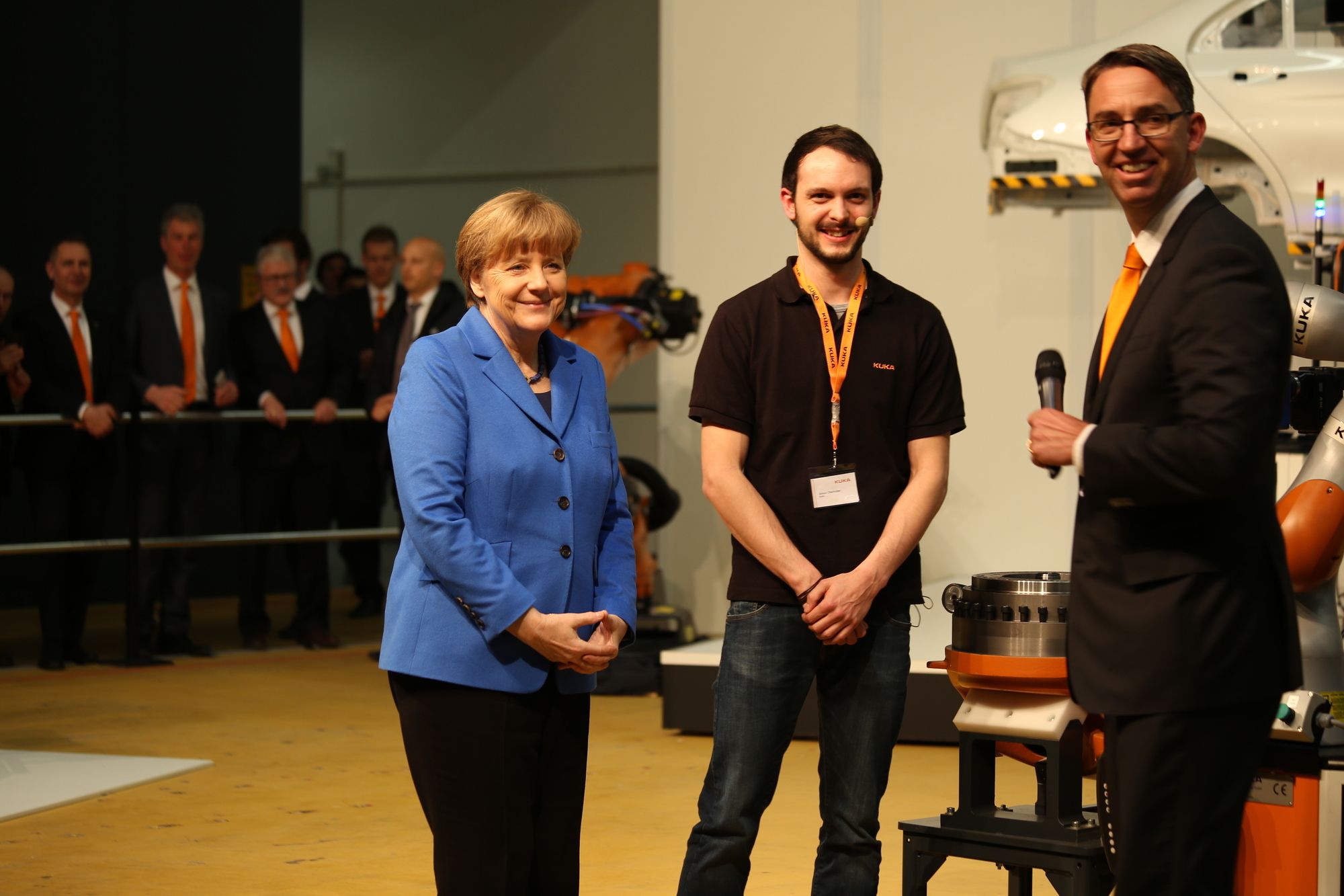Bundeskanzlerin Angela Merkel zu Besuch bei KUKA in Augsburg. Foto: Kathrin Lüders / B4B SCHWABEN