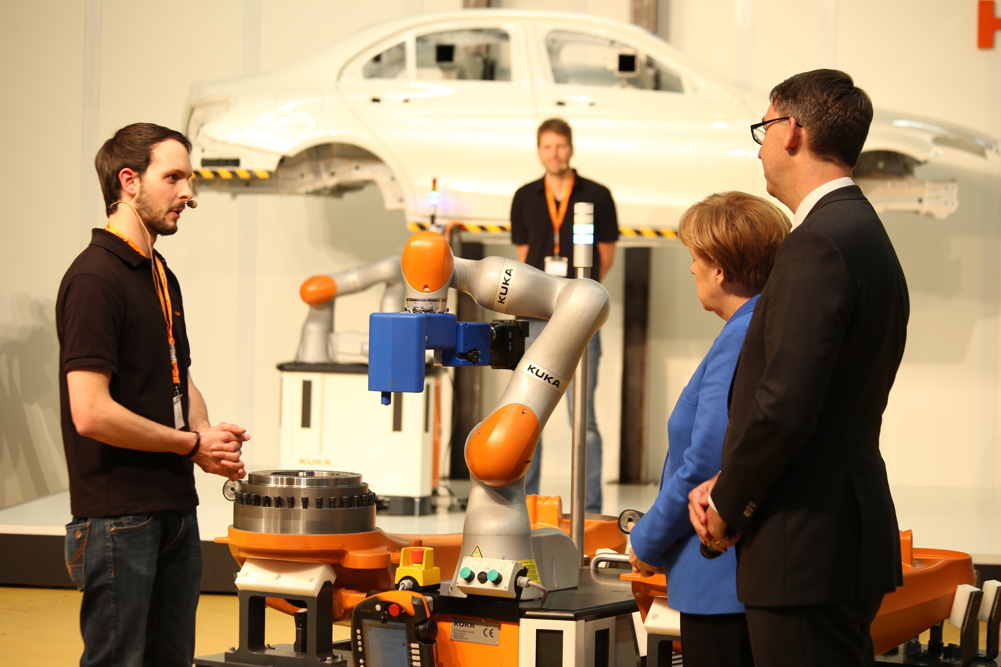 Bundeskanzlerin Angela Merkel zu Besuch bei KUKA in Augsburg. Foto: Kathrin Lüders / B4B SCHWABEN
