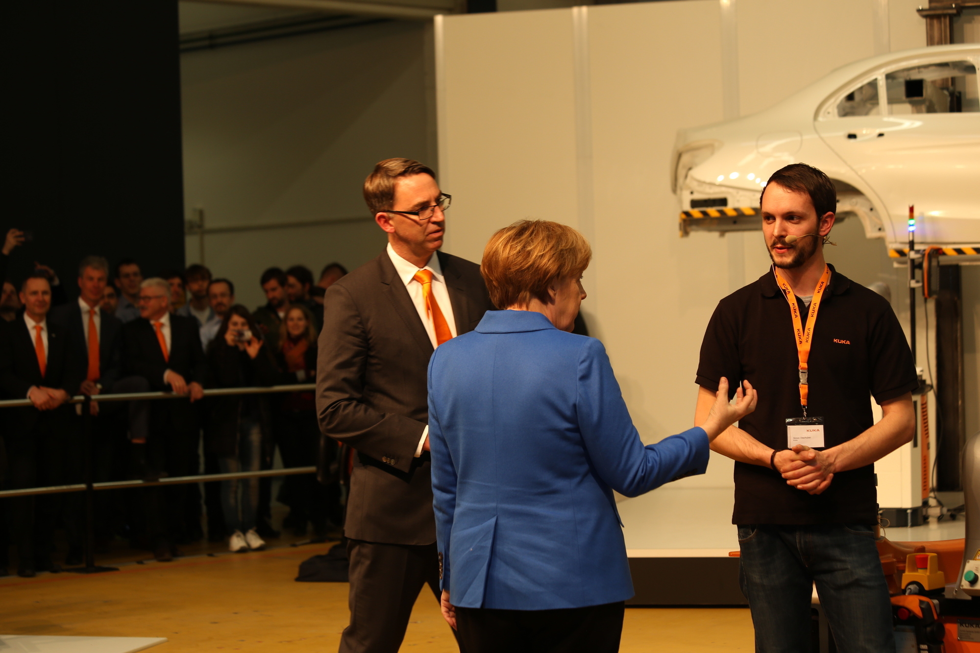 Bundeskanzlerin Angela Merkel zu Besuch bei KUKA in Augsburg. Foto: Kathrin Lüders / B4B SCHWABEN