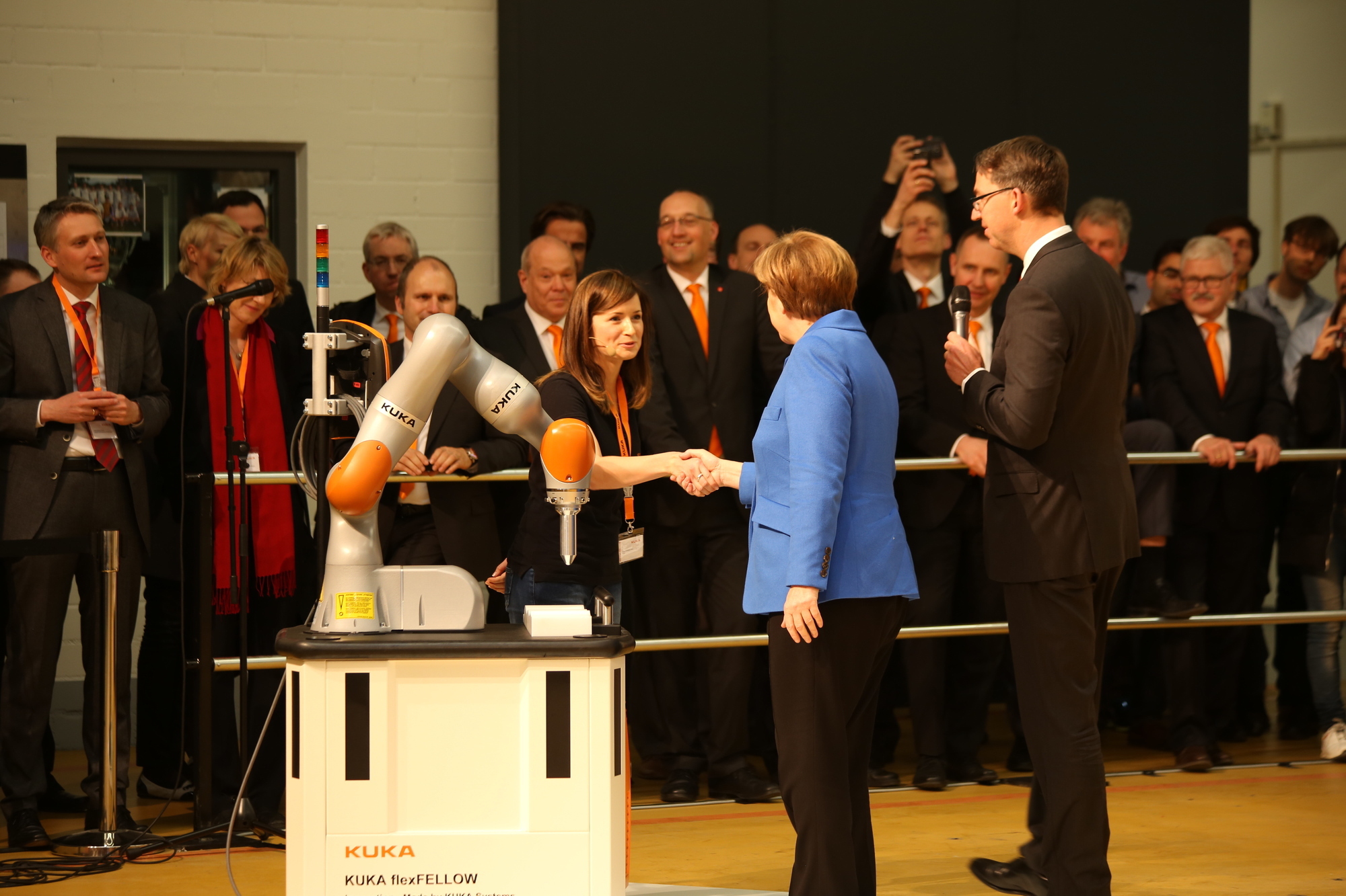 Bundeskanzlerin Angela Merkel zu Besuch bei KUKA in Augsburg. Foto: Kathrin Lüders / B4B SCHWABEN