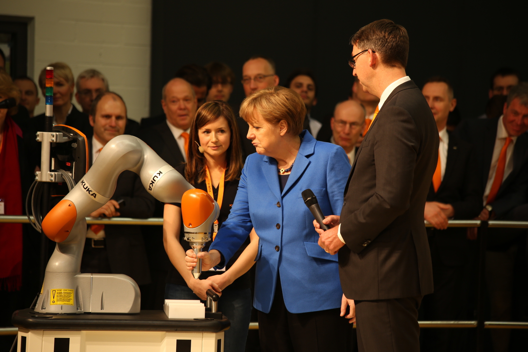 Bundeskanzlerin Angela Merkel zu Besuch bei KUKA in Augsburg. Foto: Kathrin Lüders / B4B SCHWABEN