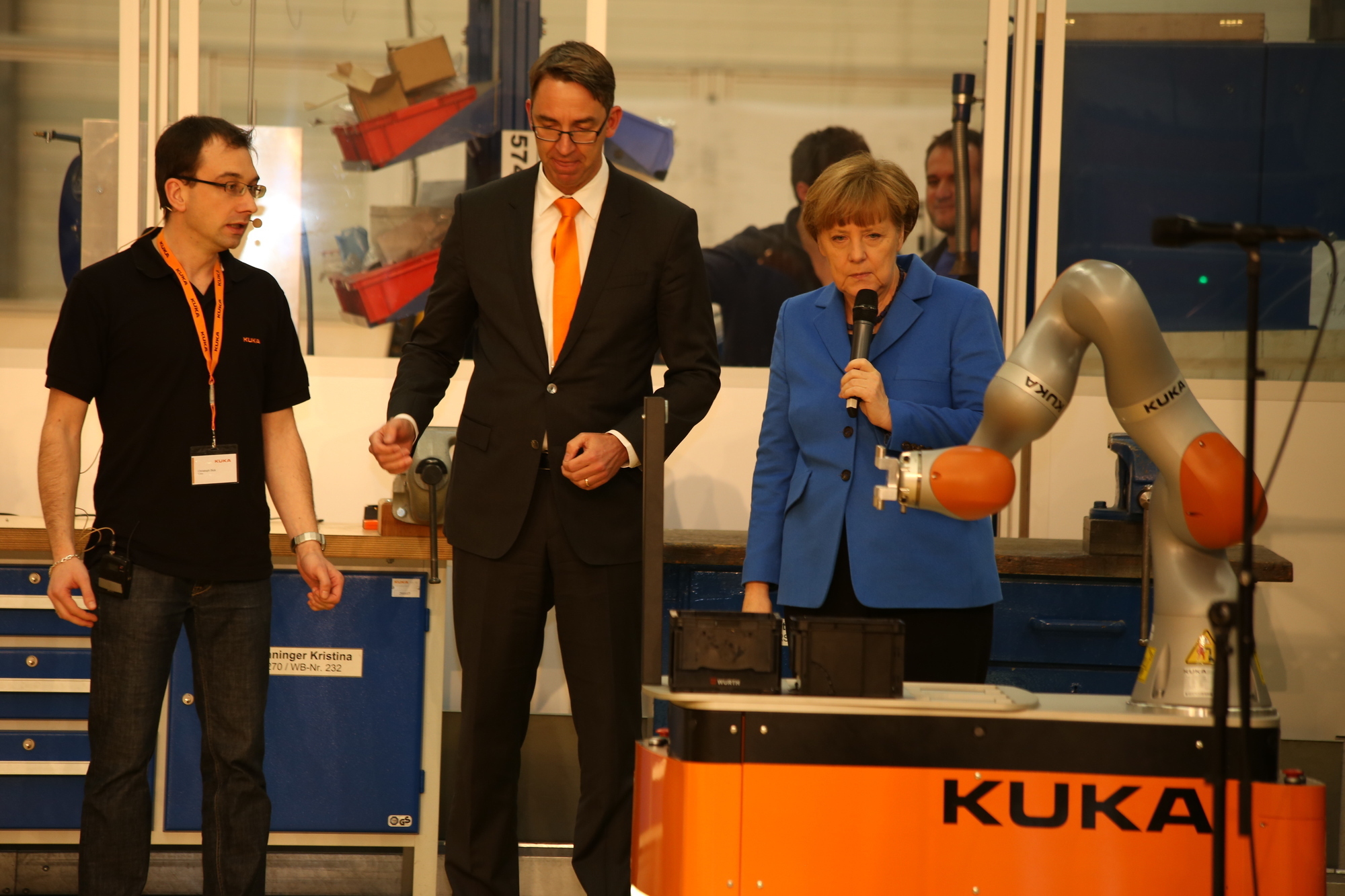 Bundeskanzlerin Angela Merkel zu Besuch bei KUKA in Augsburg. Foto: Kathrin Lüders / B4B SCHWABEN