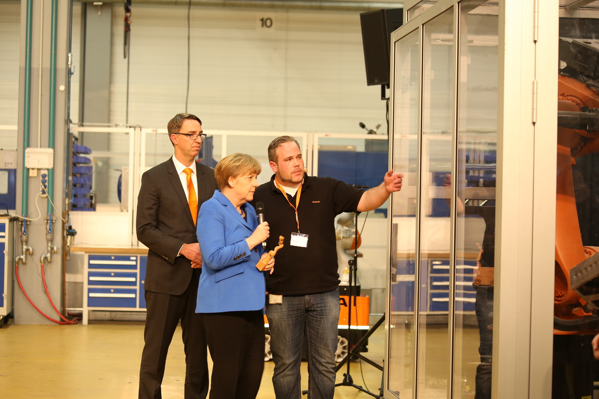 Bundeskanzlerin Angela Merkel zu Besuch bei KUKA in Augsburg. Foto: Kathrin Lüders / B4B SCHWABEN