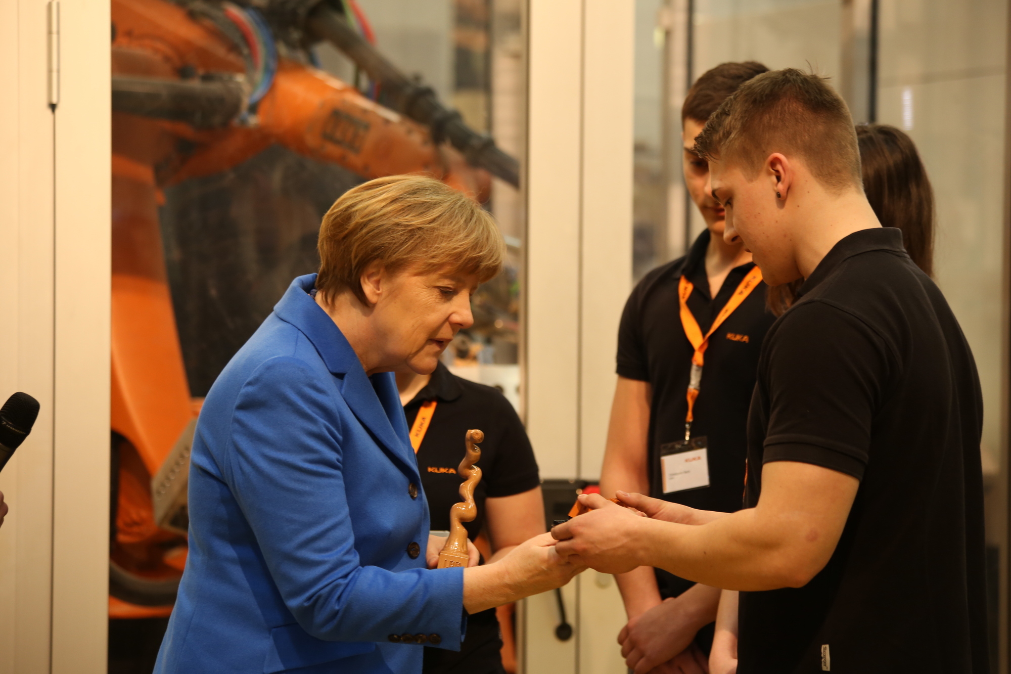 Bundeskanzlerin Angela Merkel zu Besuch bei KUKA in Augsburg. Foto: Kathrin Lüders / B4B SCHWABEN