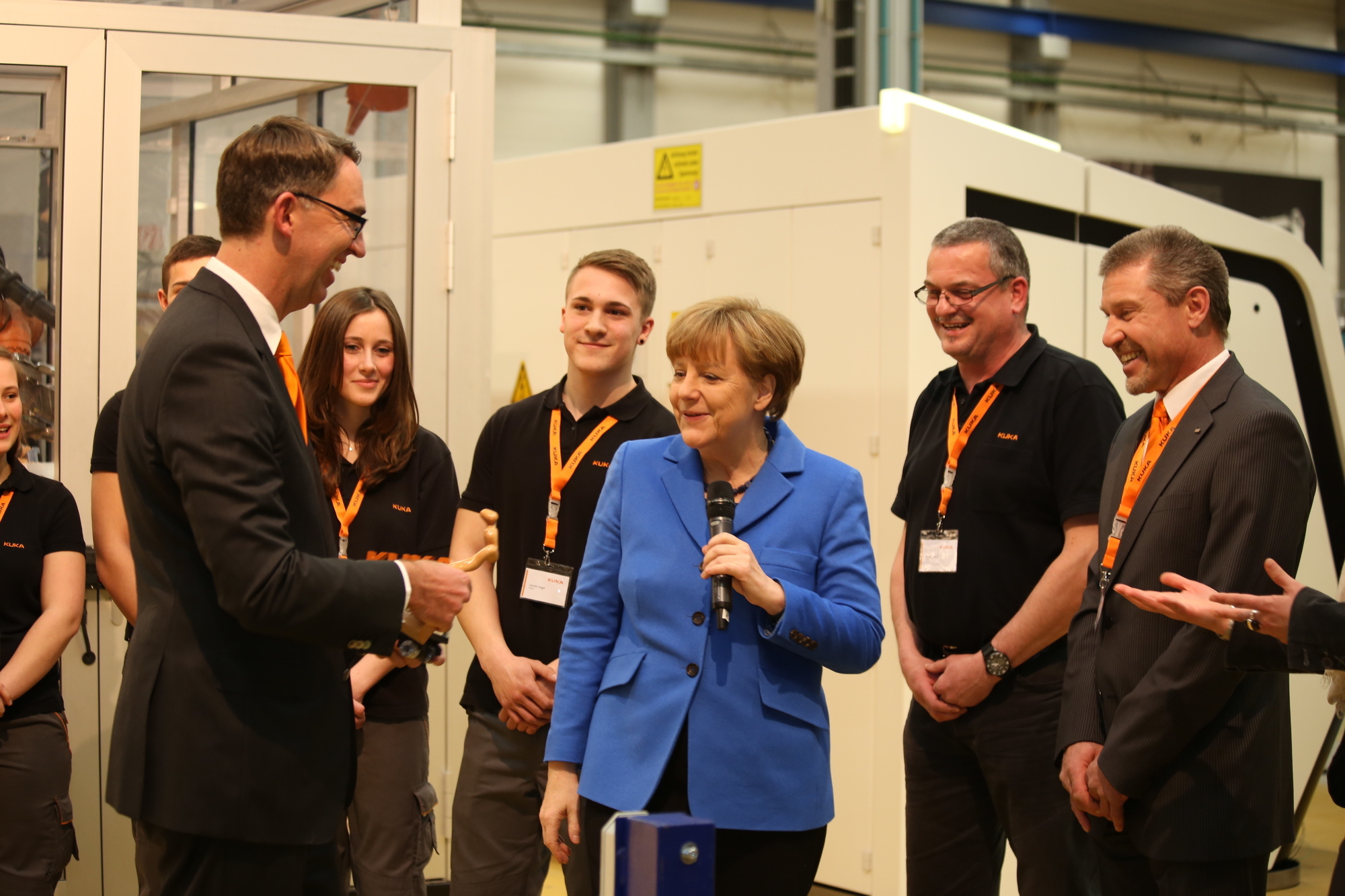 Bundeskanzlerin Angela Merkel zu Besuch bei KUKA in Augsburg. Foto: Kathrin Lüders / B4B SCHWABEN
