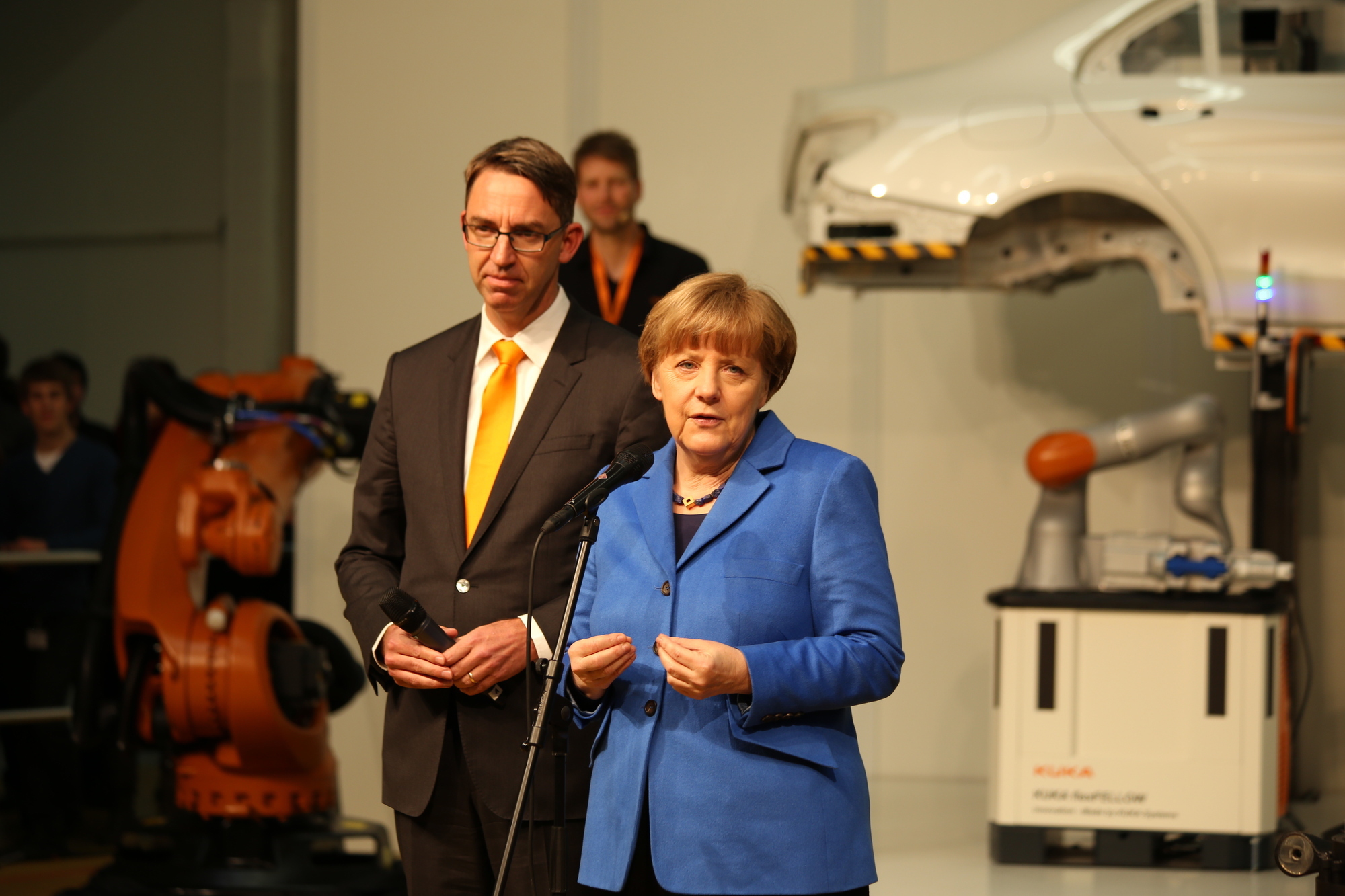 Bundeskanzlerin Angela Merkel zu Besuch bei KUKA in Augsburg. Foto: Kathrin Lüders / B4B SCHWABEN