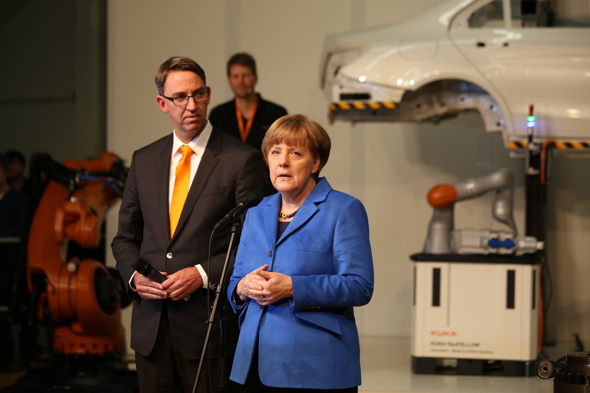 Bundeskanzlerin Angela Merkel zu Besuch bei KUKA in Augsburg. Foto: Kathrin Lüders / B4B SCHWABEN
