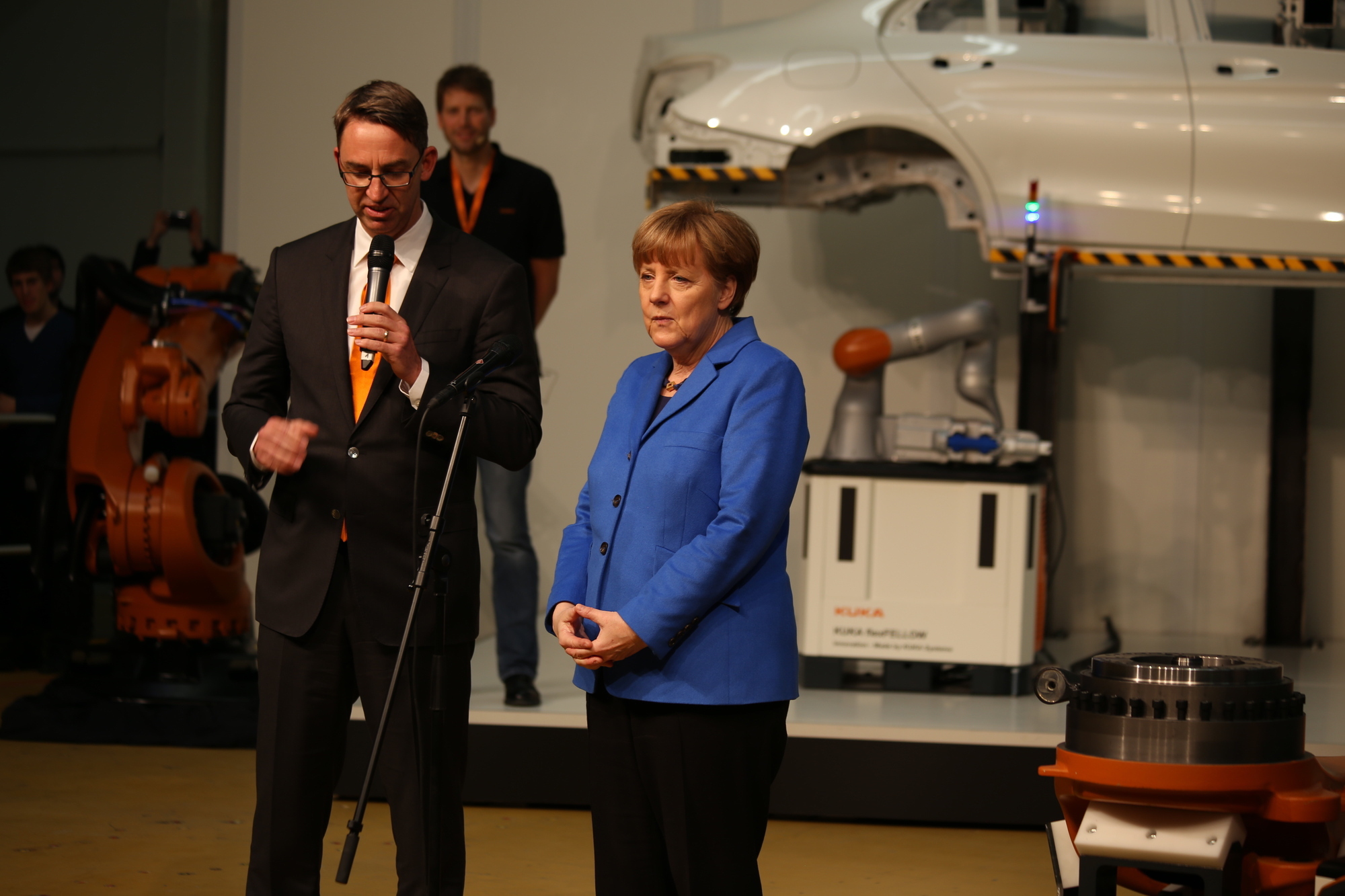 Bundeskanzlerin Angela Merkel zu Besuch bei KUKA in Augsburg. Foto: Kathrin Lüders / B4B SCHWABEN