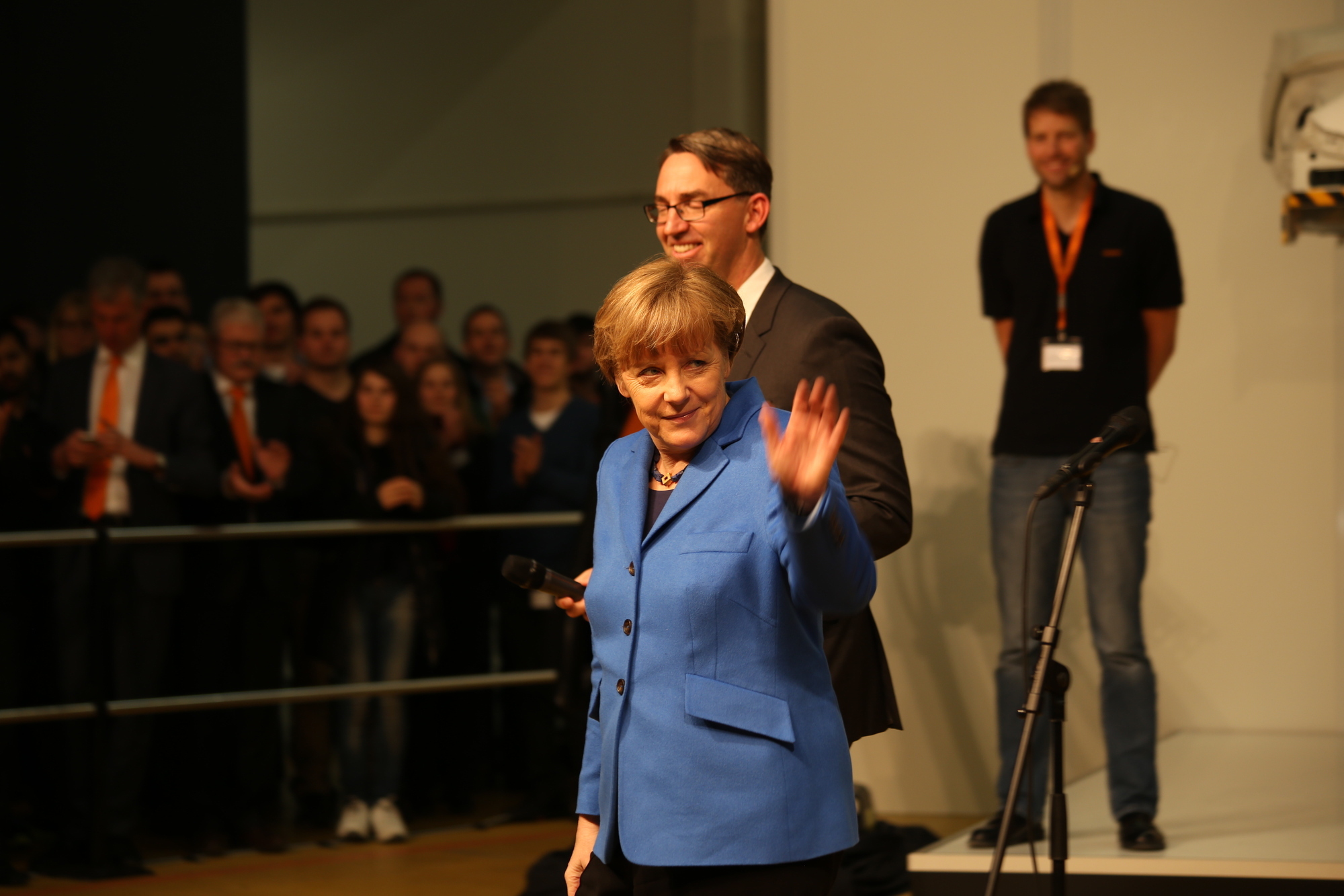 Bundeskanzlerin Angela Merkel zu Besuch bei KUKA in Augsburg. Foto: Kathrin Lüders / B4B SCHWABEN