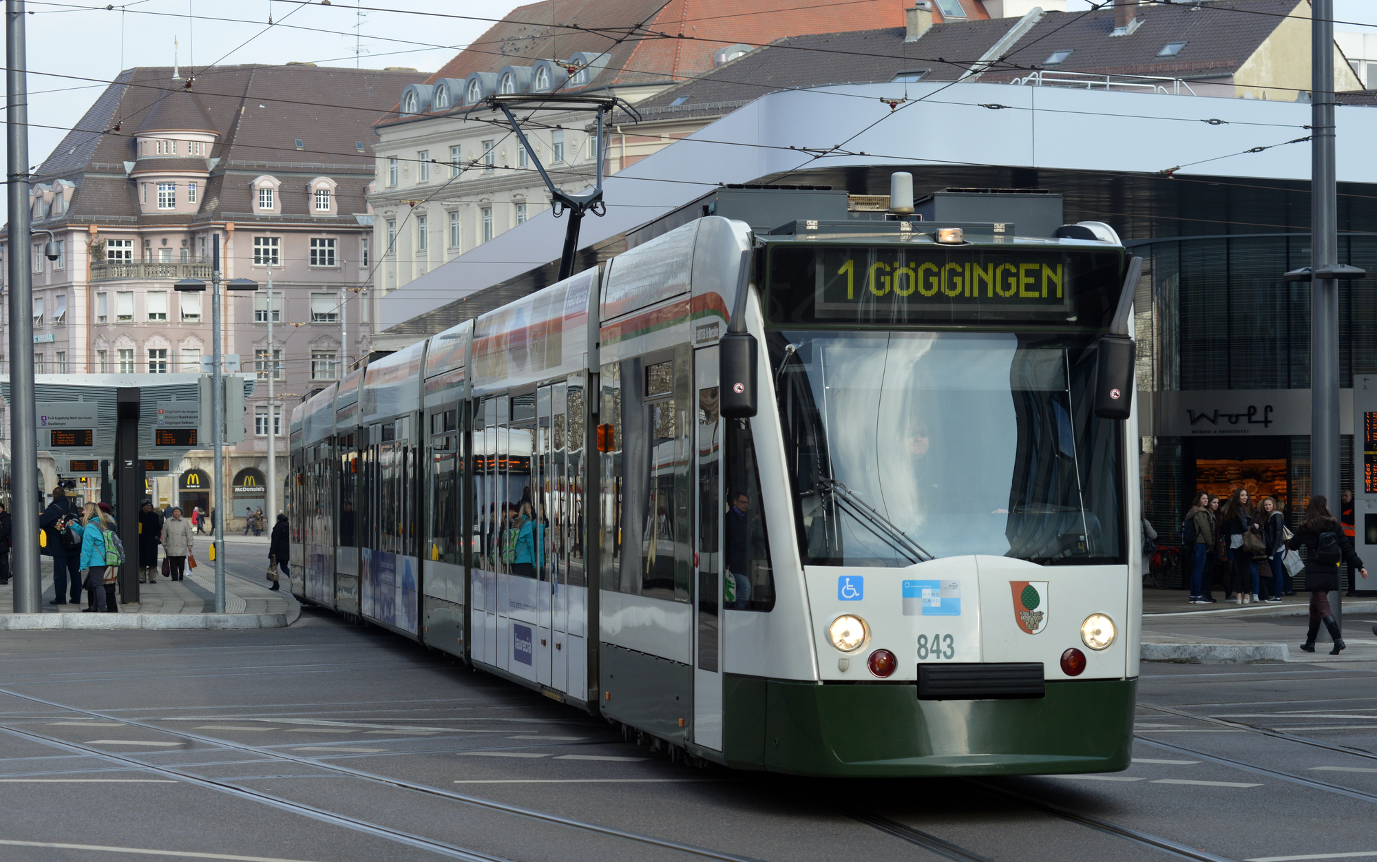 Der neue Königsplatz hat den Nahverkehr in Augsburger attraktiver gemacht. Foto: Thomas Hosemann / swa