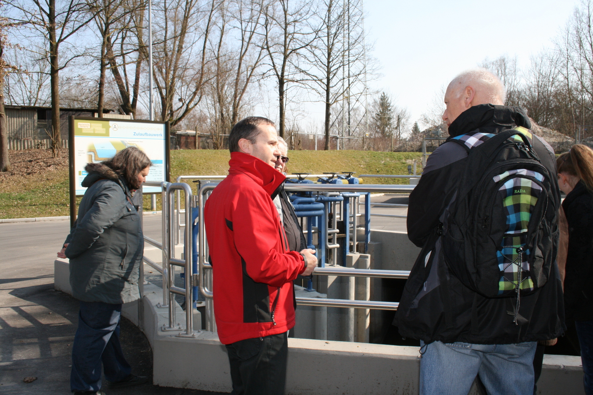 Beim Rundgang über das Gelände des Klärwerks bekamen die Teilnehmer von Augsburg OPEN viel zu sehen. Foto: B4B SCHWABEN