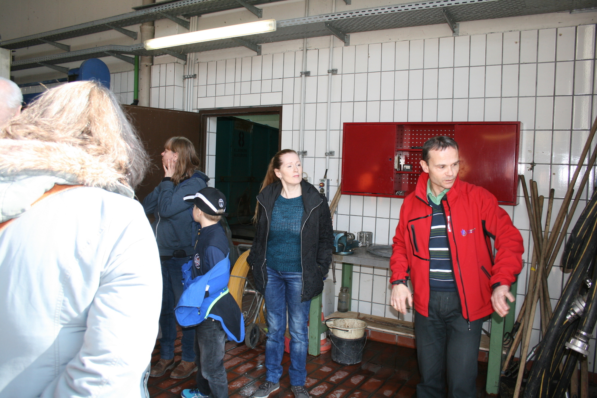 Beim Rundgang über das Gelände des Klärwerks bekamen die Teilnehmer von Augsburg OPEN viel zu sehen. Foto: B4B SCHWABEN