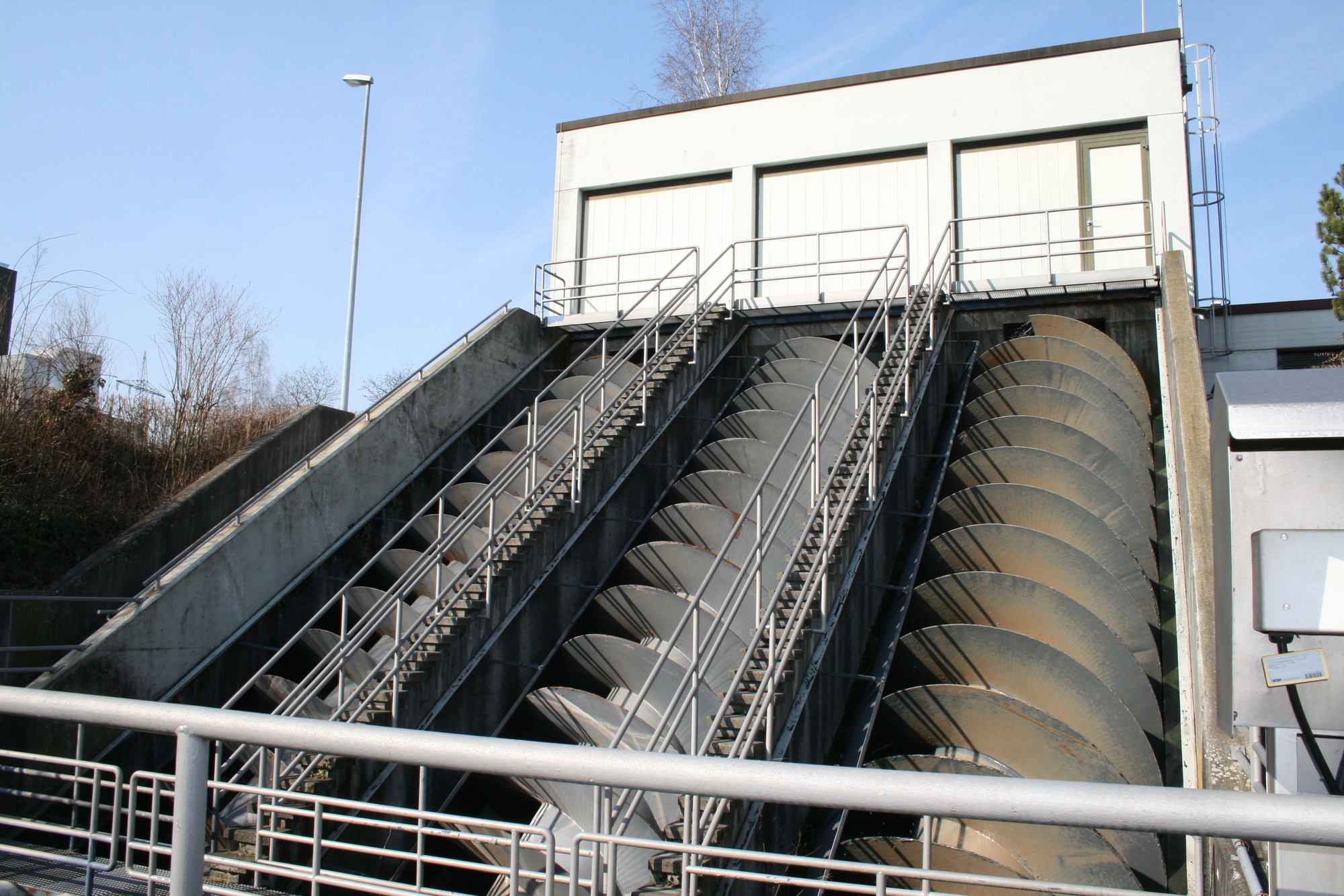 Beim Rundgang über das Gelände des Klärwerks bekamen die Teilnehmer von Augsburg OPEN viel zu sehen. Foto: B4B SCHWABEN