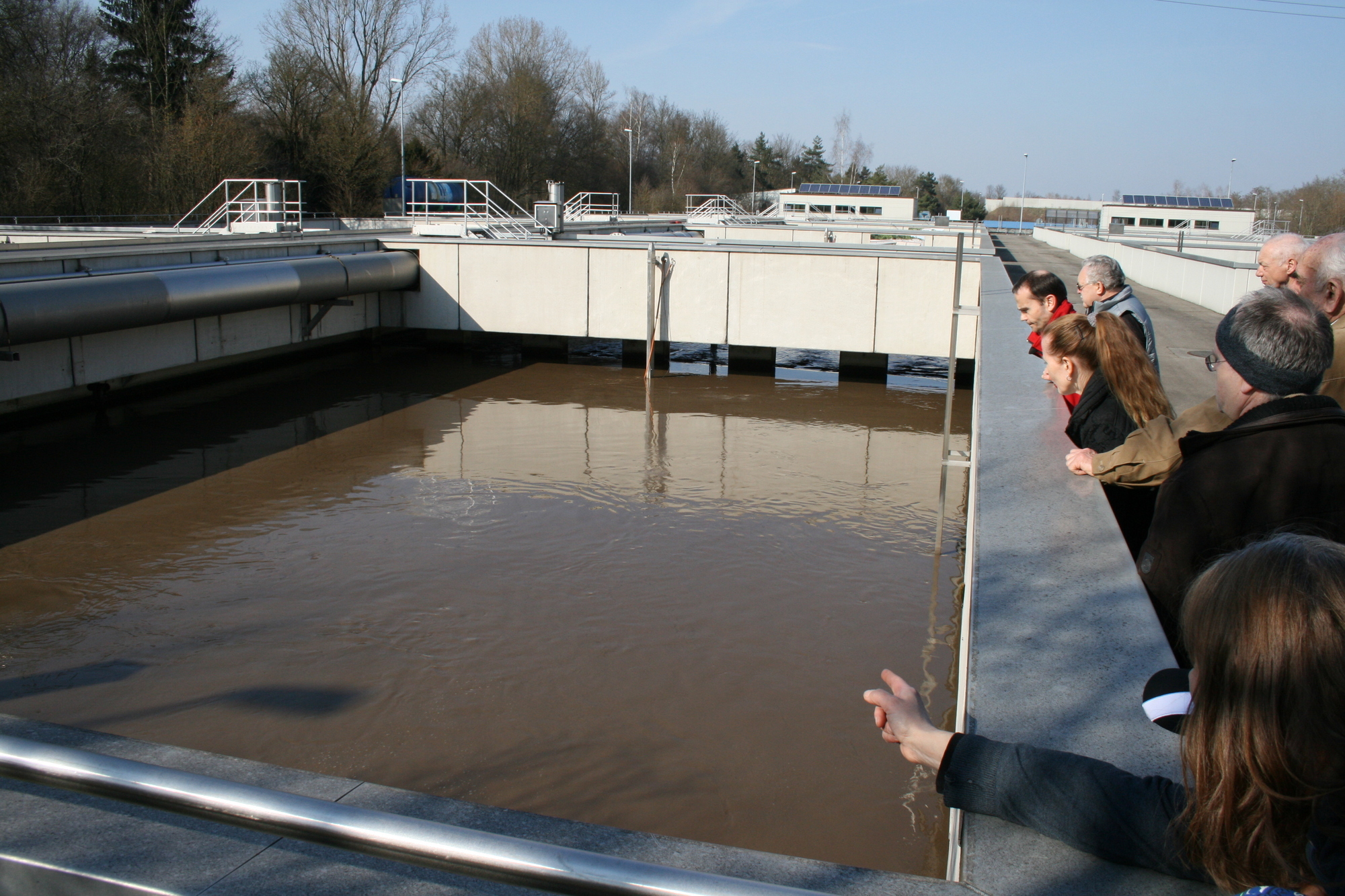 Beim Rundgang über das Gelände des Klärwerks bekamen die Teilnehmer von Augsburg OPEN viel zu sehen. Foto: B4B SCHWABEN