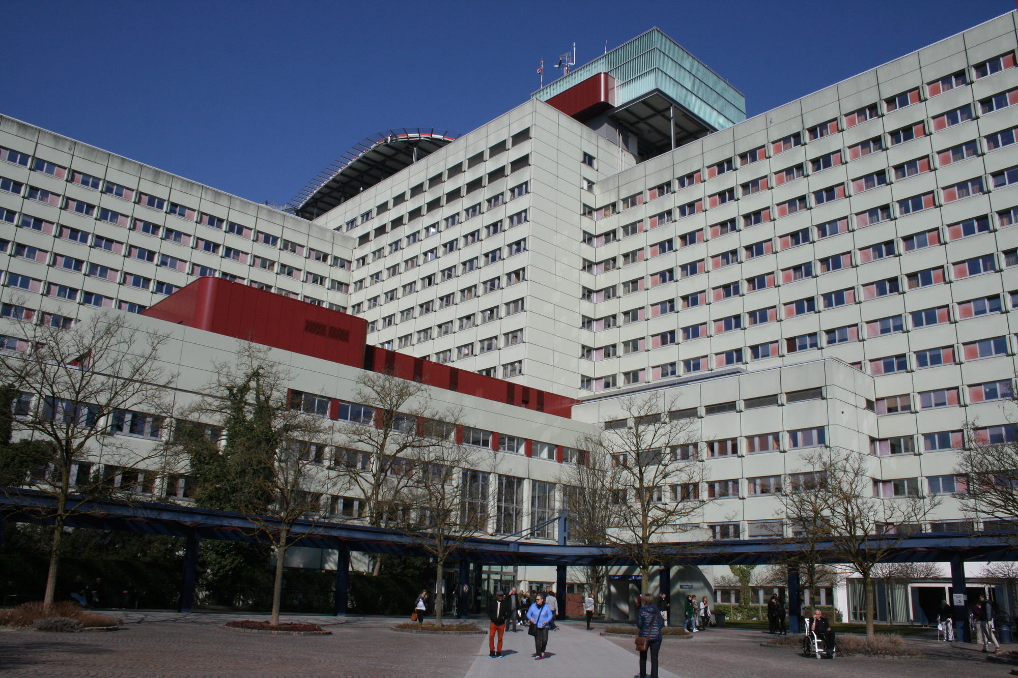 Die spannende Führung rauf auf den Hubschrauberlandeplatz war bei Augsburg OPEN sehr beliebt. Foto: B4B SCHWABEN