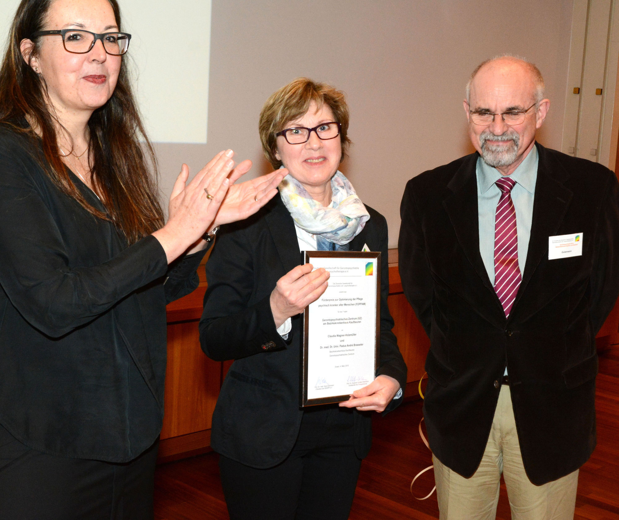 BKH Kaufbeuren erhält bundesweiten Förderpreis: Schäfer-Walkmann, Wagner-Holzmüller und Gutzmann. Foto: Bezirkskliniken Schwaben