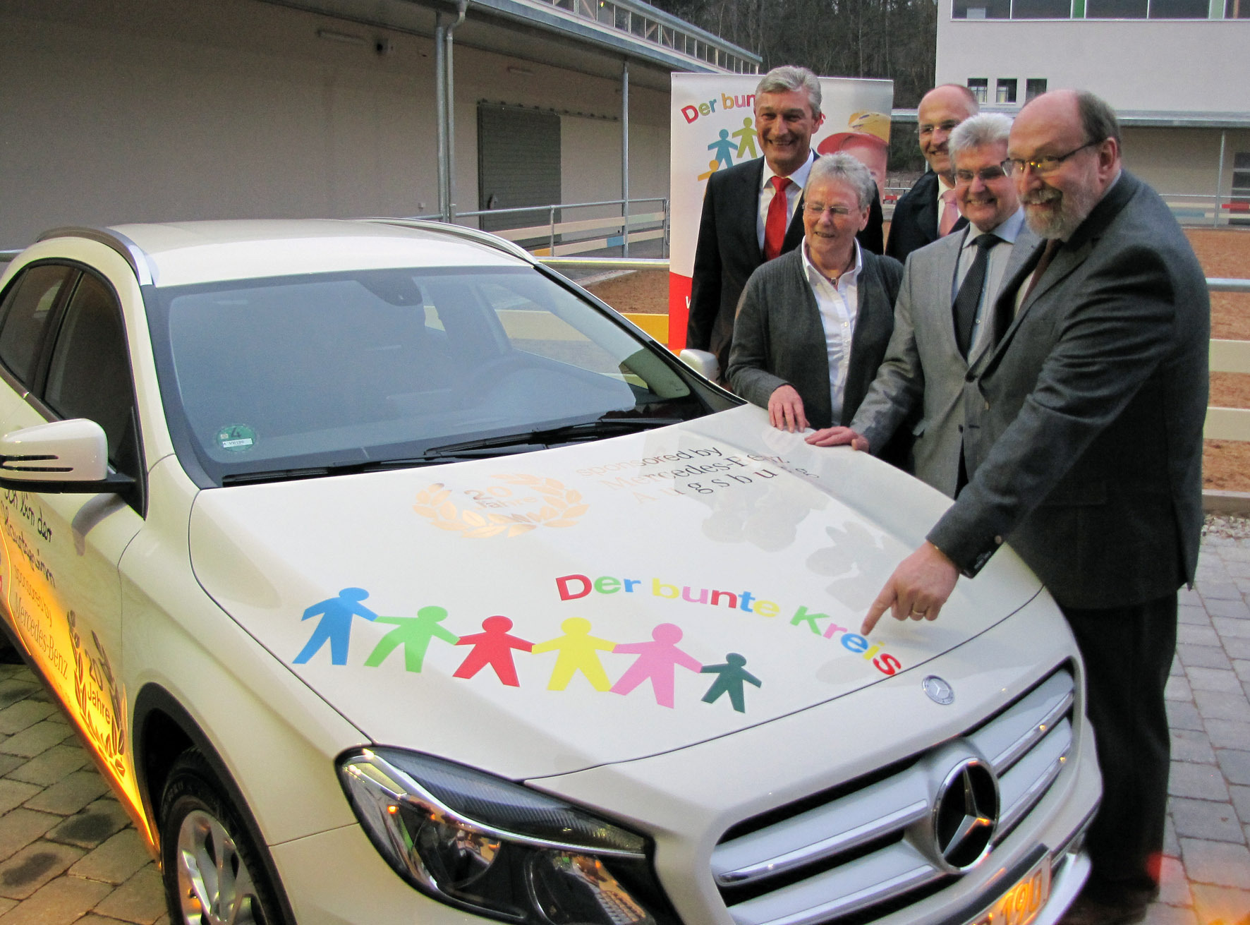 Uwe Bekel, OB Dr. Kurt Gribl und Horst Erhardt freuten sich mit den Gewinnern des Mercedes-Benz GLA. Foto: Bunter Kreis