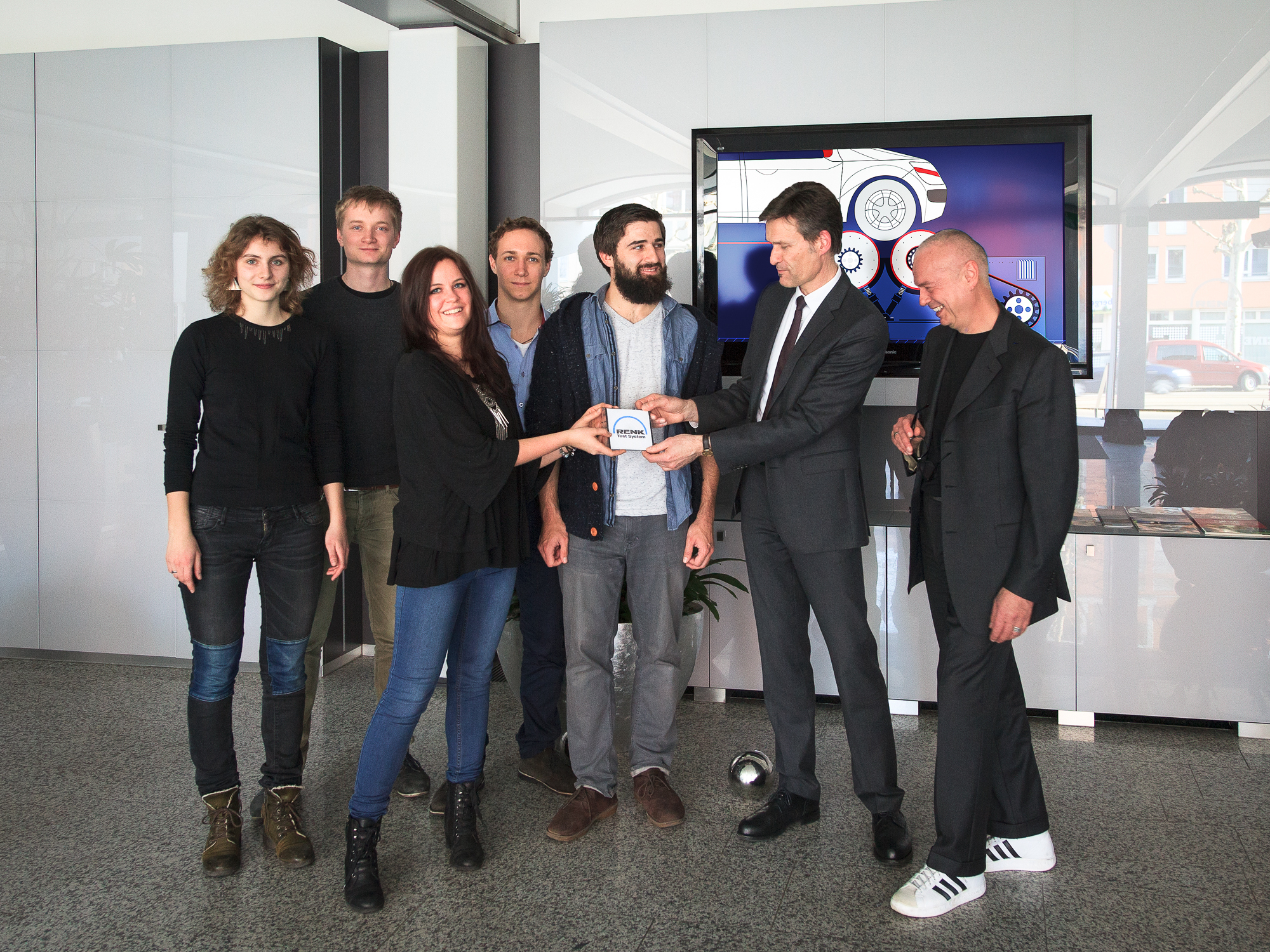 Die Studenten gemeinsam mit Mathias Karrer, Geschäftsführer RENK Test System, und Professor Robert Rose, HSA. Foto: HSA