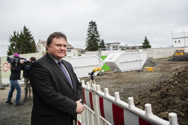 Kaufbeurens Oberbürgermeister Stefan Bosse kam persönlich auf der Baustelle vorbei. Foto: erdgas schwaben