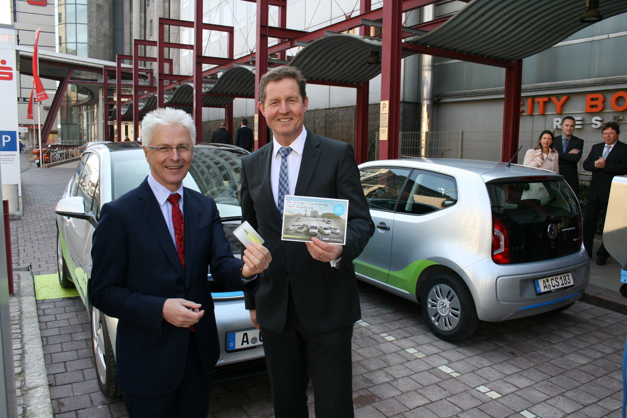 Rolf Settelmeier und Dr. Walter Casazza - swa Carsharing ab dem 11. April verfügbar. Foto: B4B SCHWABEN