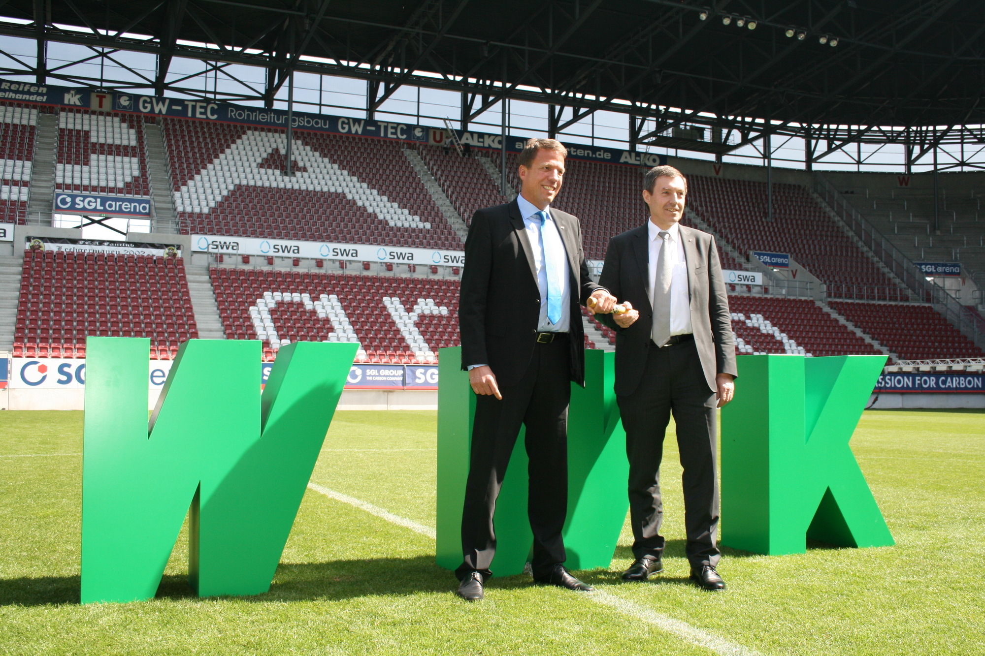 Roland Kober von AL-KO (rechts) übergibt die Staffel an Jürgen Schrammeier von der WWK. Foto: B4B SCHWABEN