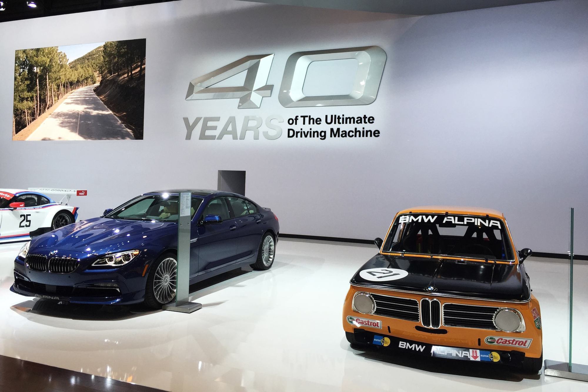 ALPINA stellt BMW ALPINA B6 xDrive Gran Coupé und BMW ALPINA 2002 Rennwagen aus. Foto: ALPINA