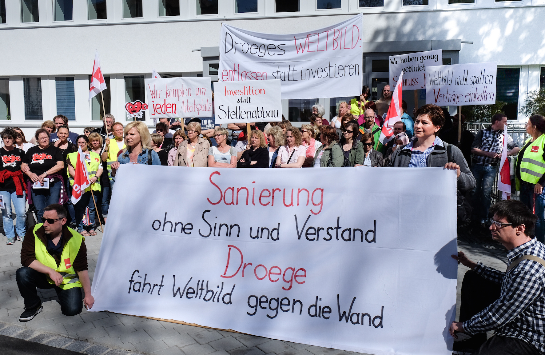 Die Weltbild-Mitarbeiter protestieren heute gegen Walter Droege. Foto: ver.di Bezirk Augsburg