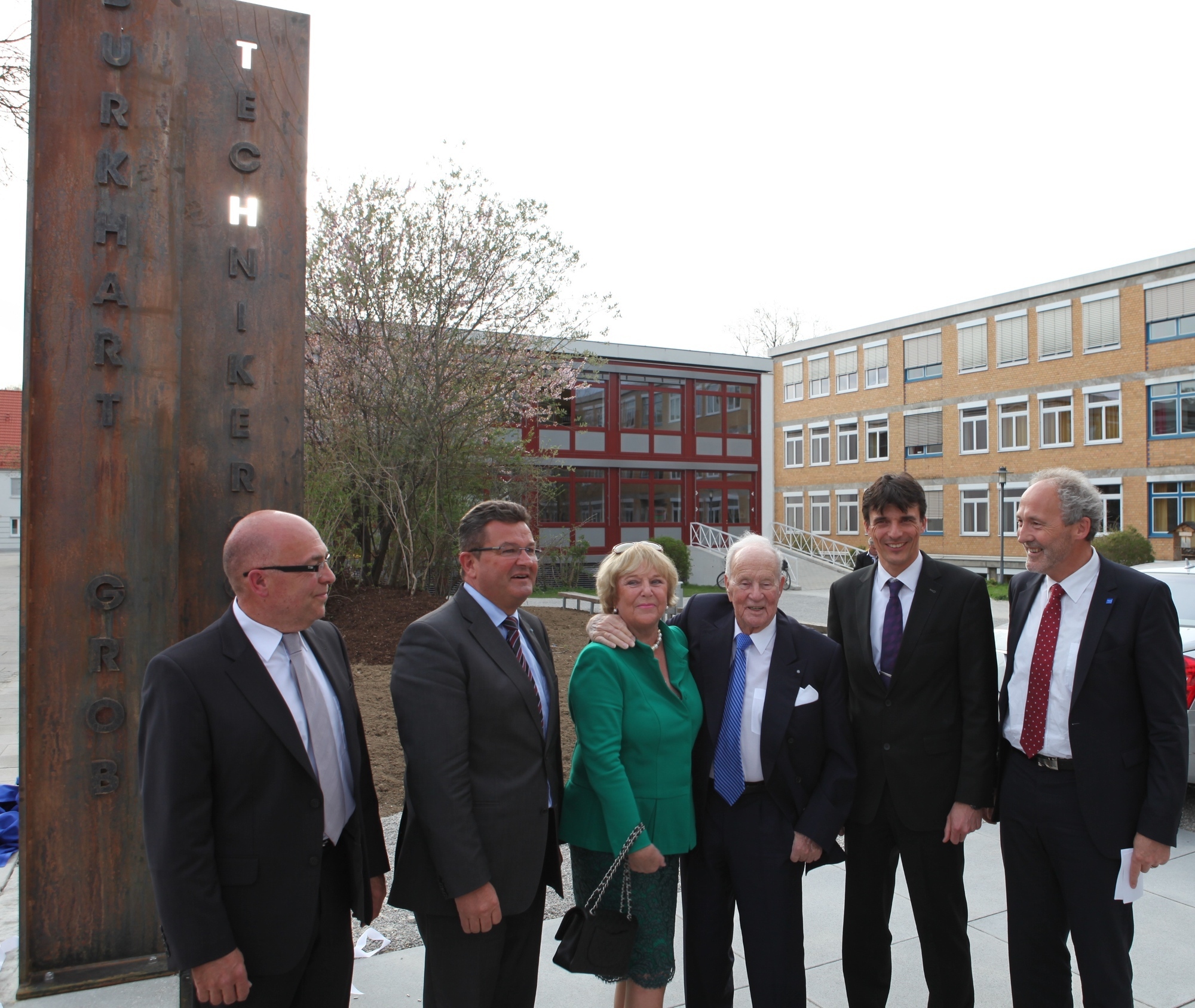 Zu Ehren des Mindelheimer Unternehmers Dr. Burkhart Grob trägt die Schule den Namen „Burkhart-Grob-Technikerschule“. Foto: LRA U