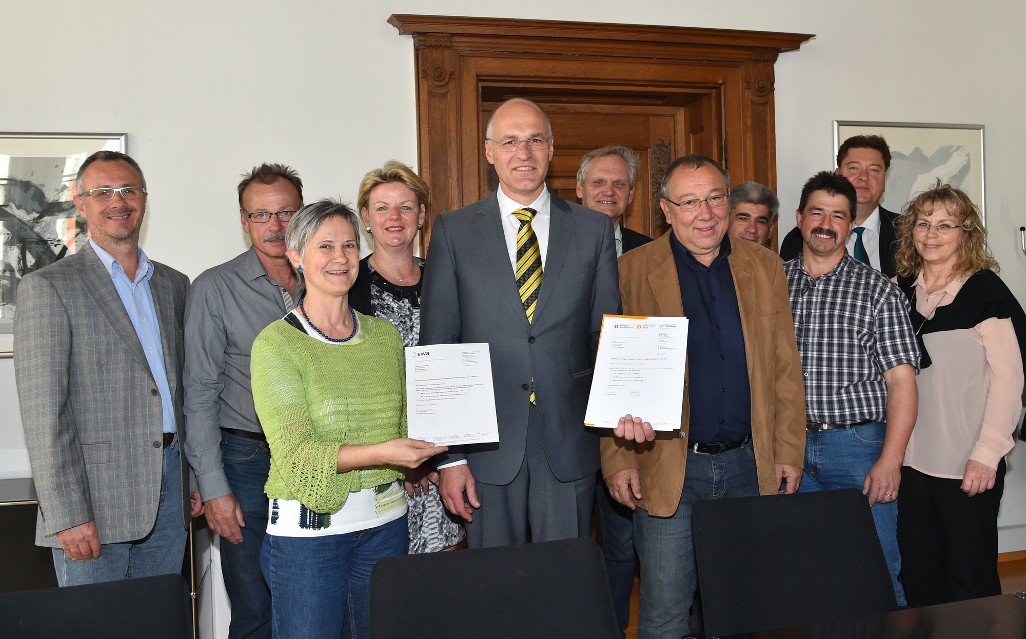 Die Betriebsräte von swa und egs zusammen mit Oberbürgermeister Dr. Kurt Gribl. Foto: Siegfried Kerpf/Stadt Augsburg