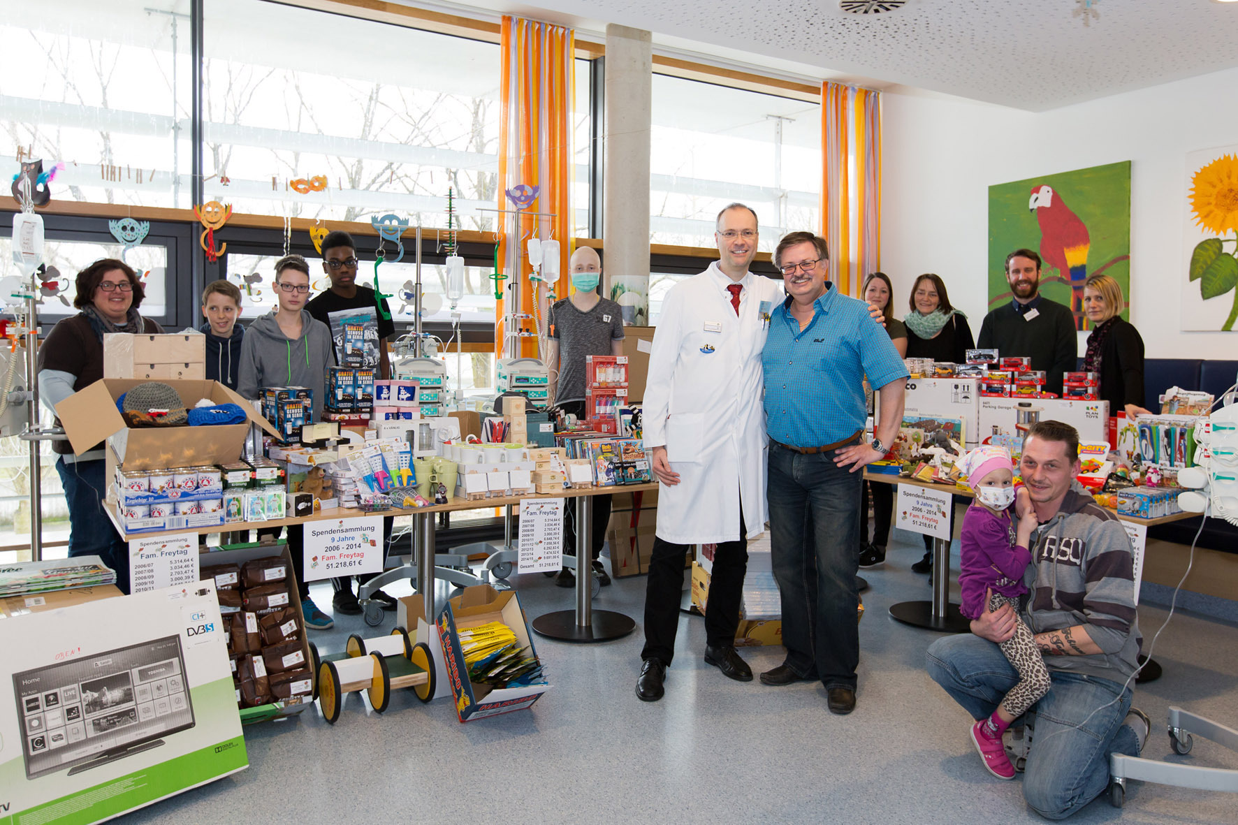 Jürgen Freytag überreichte die Geschenke zugunsten krebskranker Kinder an Prof. Dr. Michael Frühwald. Foto: Bunter Kreis